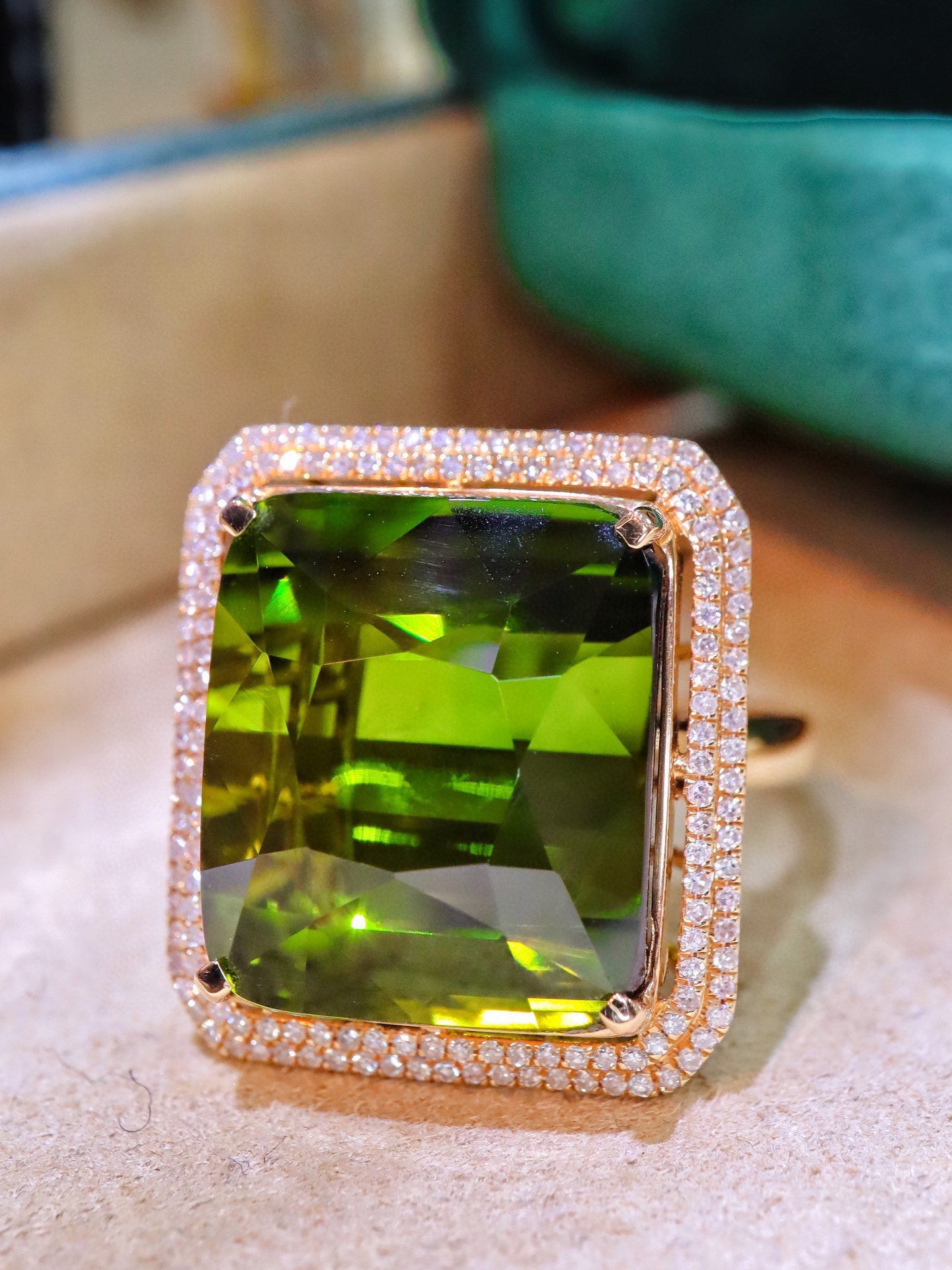 Luxusschmuck: Ring aus natürlichem Turmalin mit Verzierungen aus 18-karätigem Gold und Diamanten