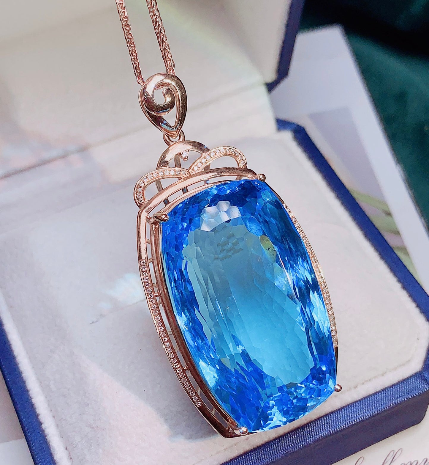 Exquisita joyería de topacio de grado de coleccionista: colgante incrustado en oro de 18 quilates