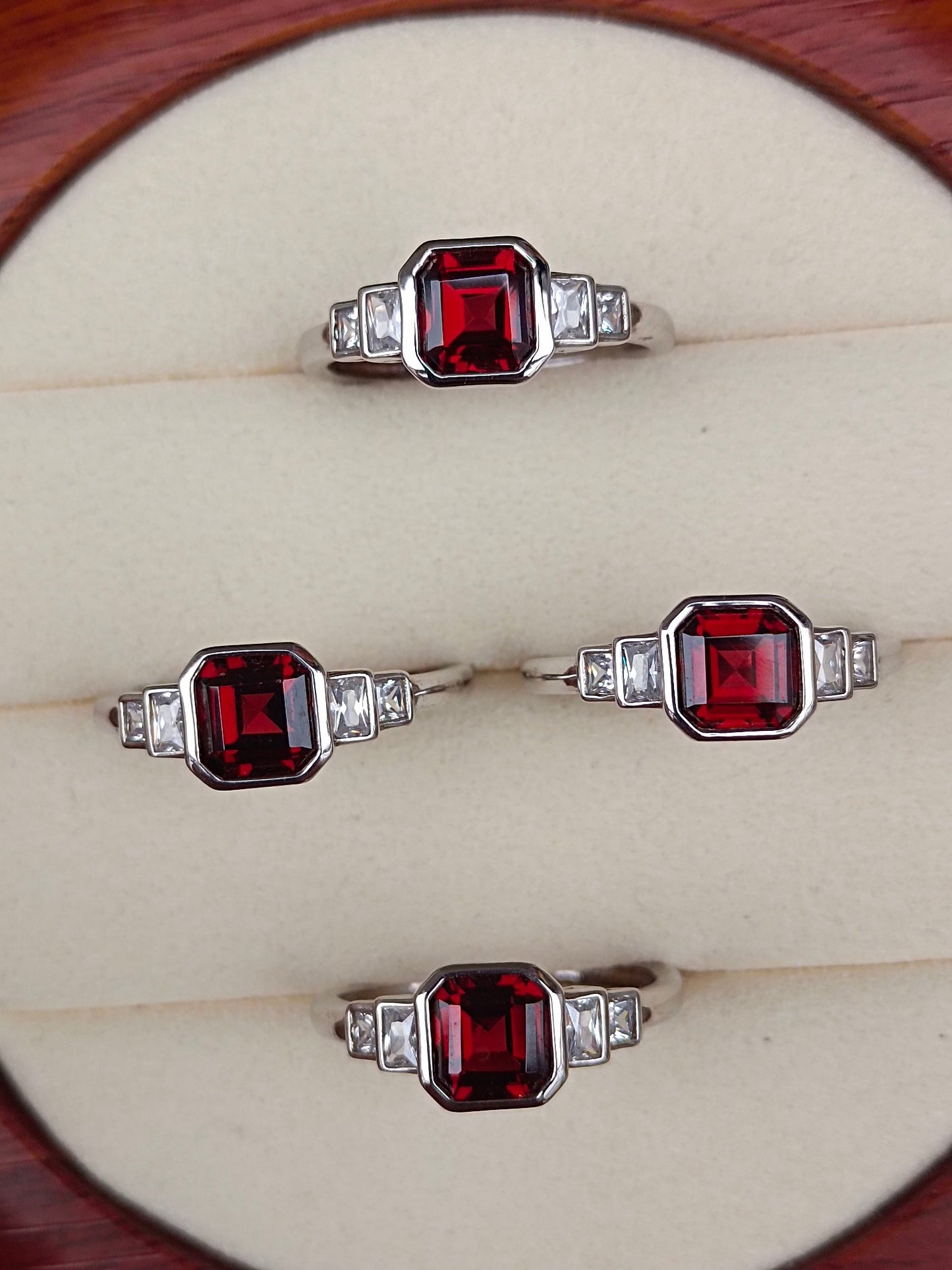 Elegante anello con granato naturale taglio principessa - Gioielleria raffinata