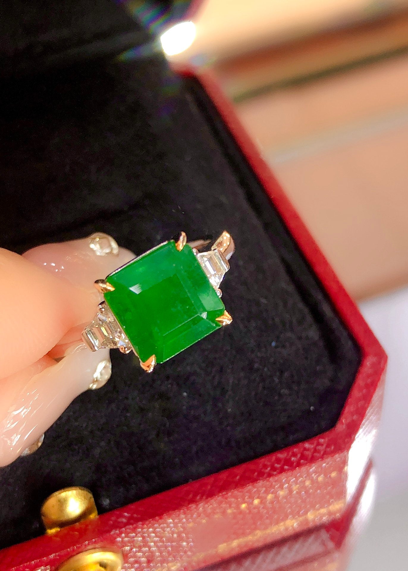 Elegant naturlig smaragdring i tre stenar - premiumsmycken