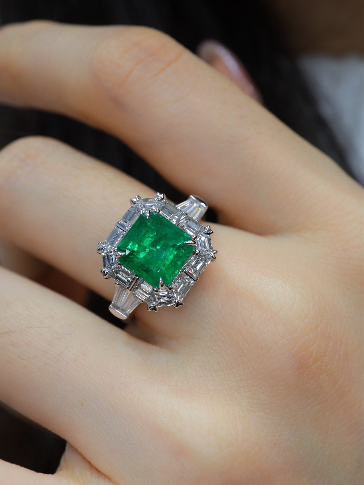 Anello con smeraldo - Gioiello di lusso con fuoco e scintillio intensi