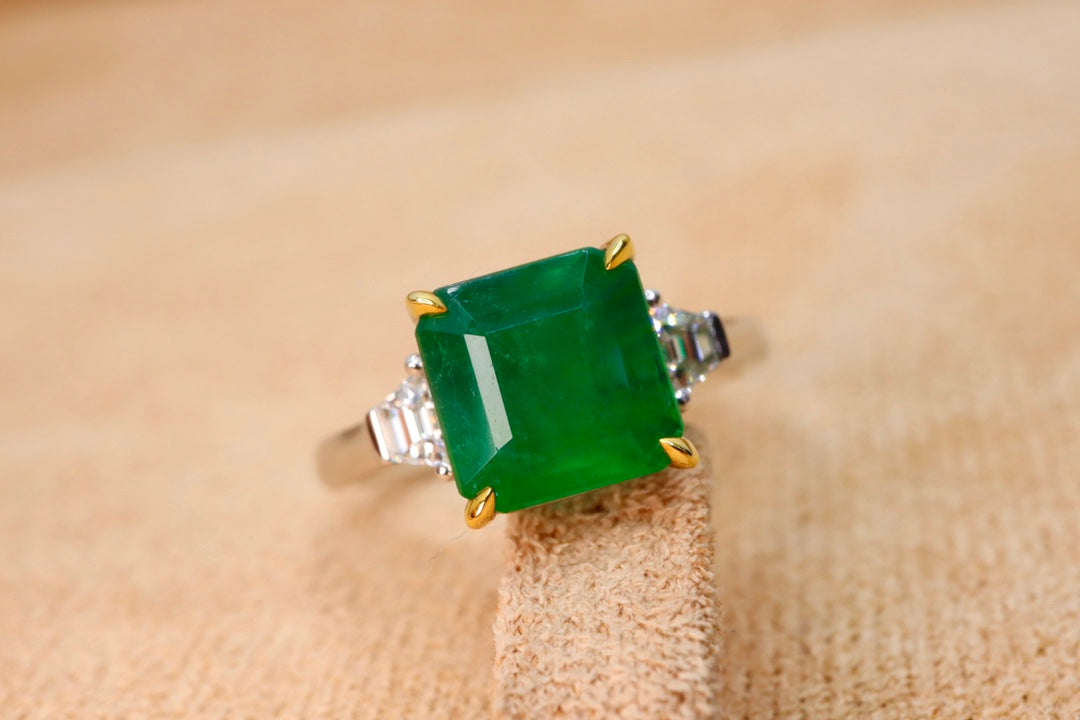 Elegant naturlig smaragdring i tre stenar - fina smycken