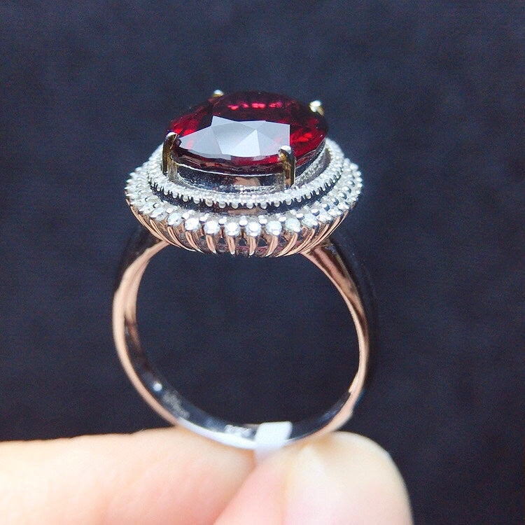 Exquisito Anillo de Turmalina Natural en Oro de 18 Quilates con Detalles de Diamantes - Joyería