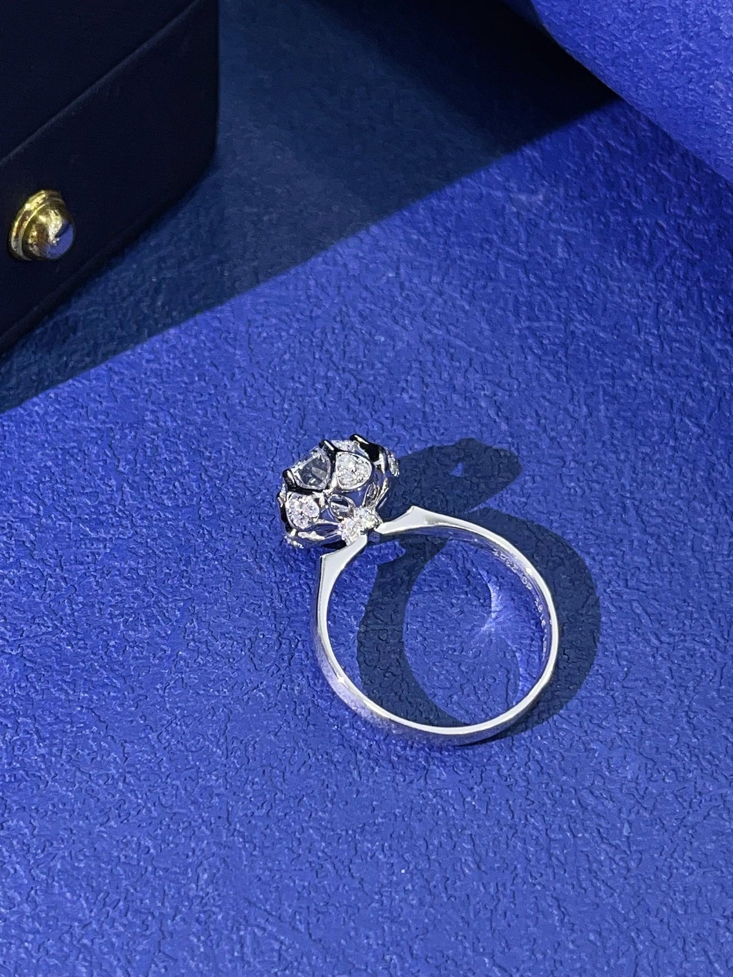 Inel Solitaire IGI Flower Head cu diamante de cultură de 18K - Bijuterii fine