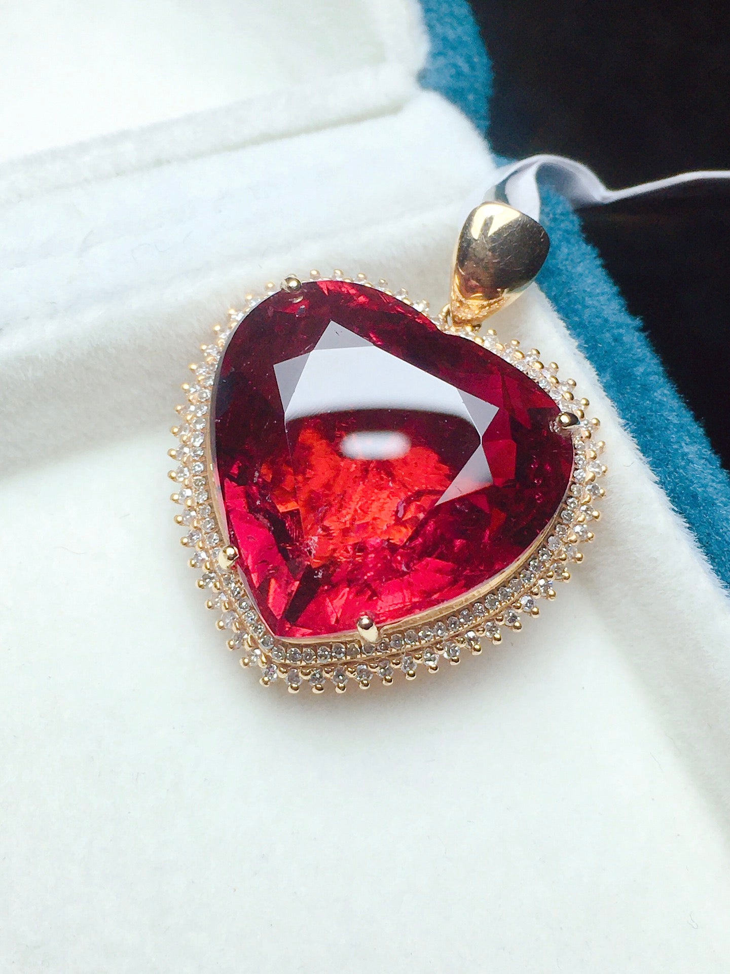 Hieno 18K kultaa ja 碧玺-riipus – pakollinen koru
