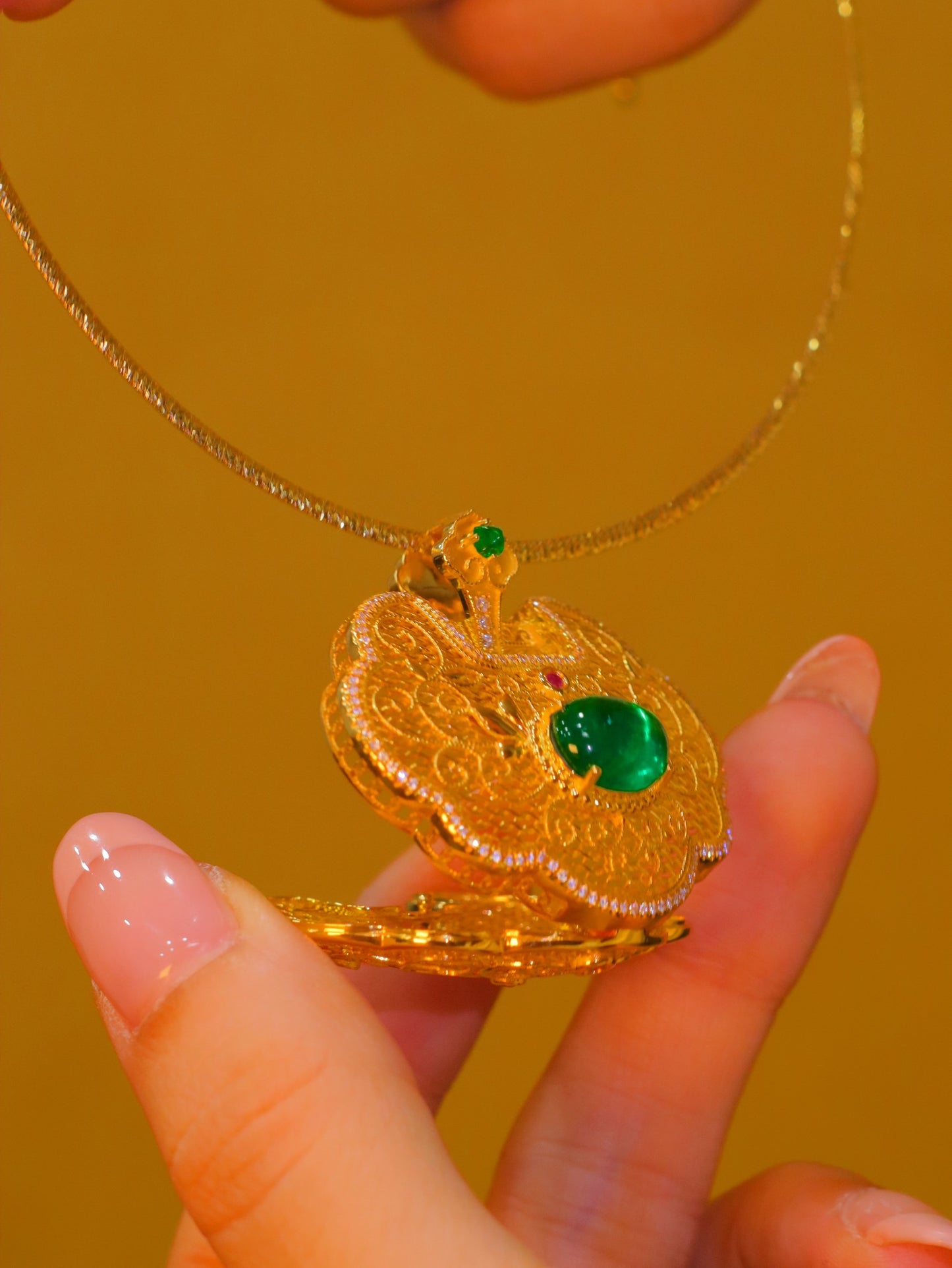 Ruyi Peace Lock Pendant - Emerald Charm korut