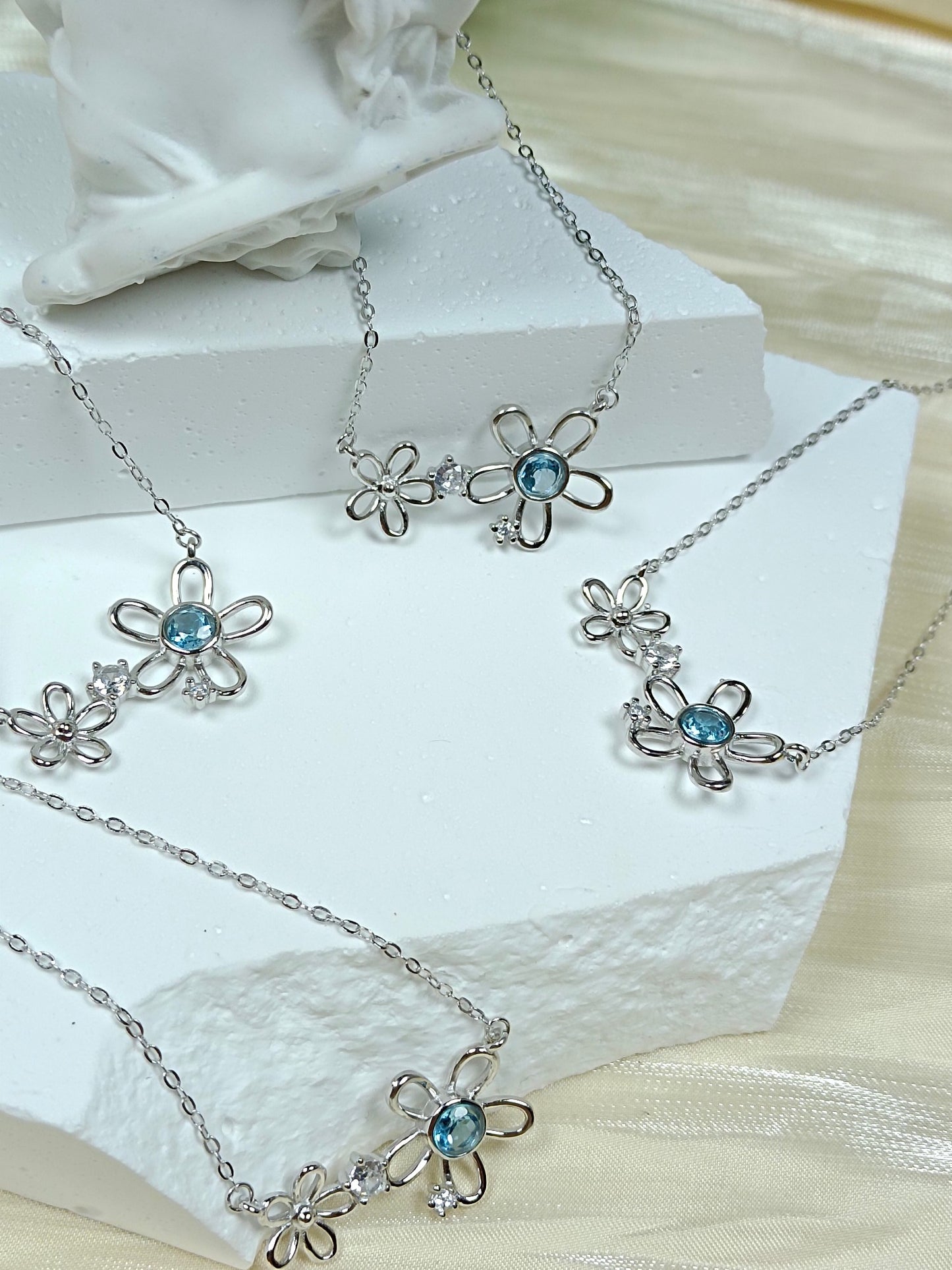 قلادة من الفضة S925 مرصعة بحجر التوباز "Moonlit Flower Garden" - مجوهرات من أجل نعمة أنيقة