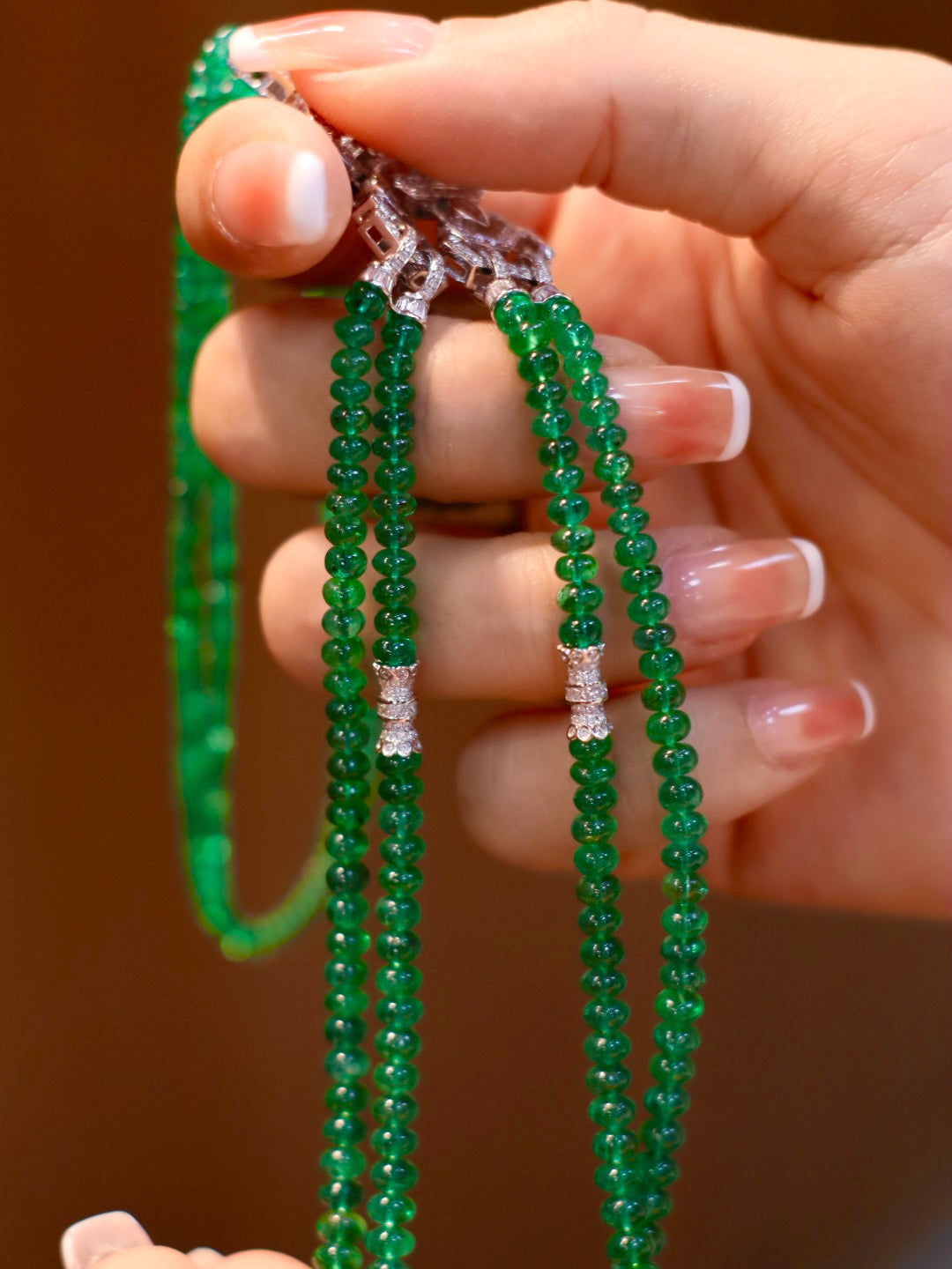 Zümrüt Yeşili Takı Harikası: Yıl Boyu Bir Zarafet