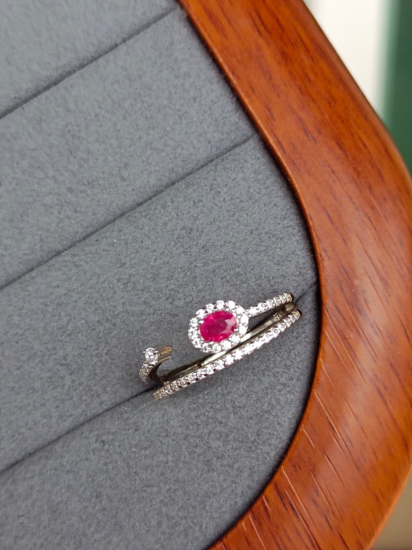 Anello con rubino - Incantevole eleganza in gioielleria