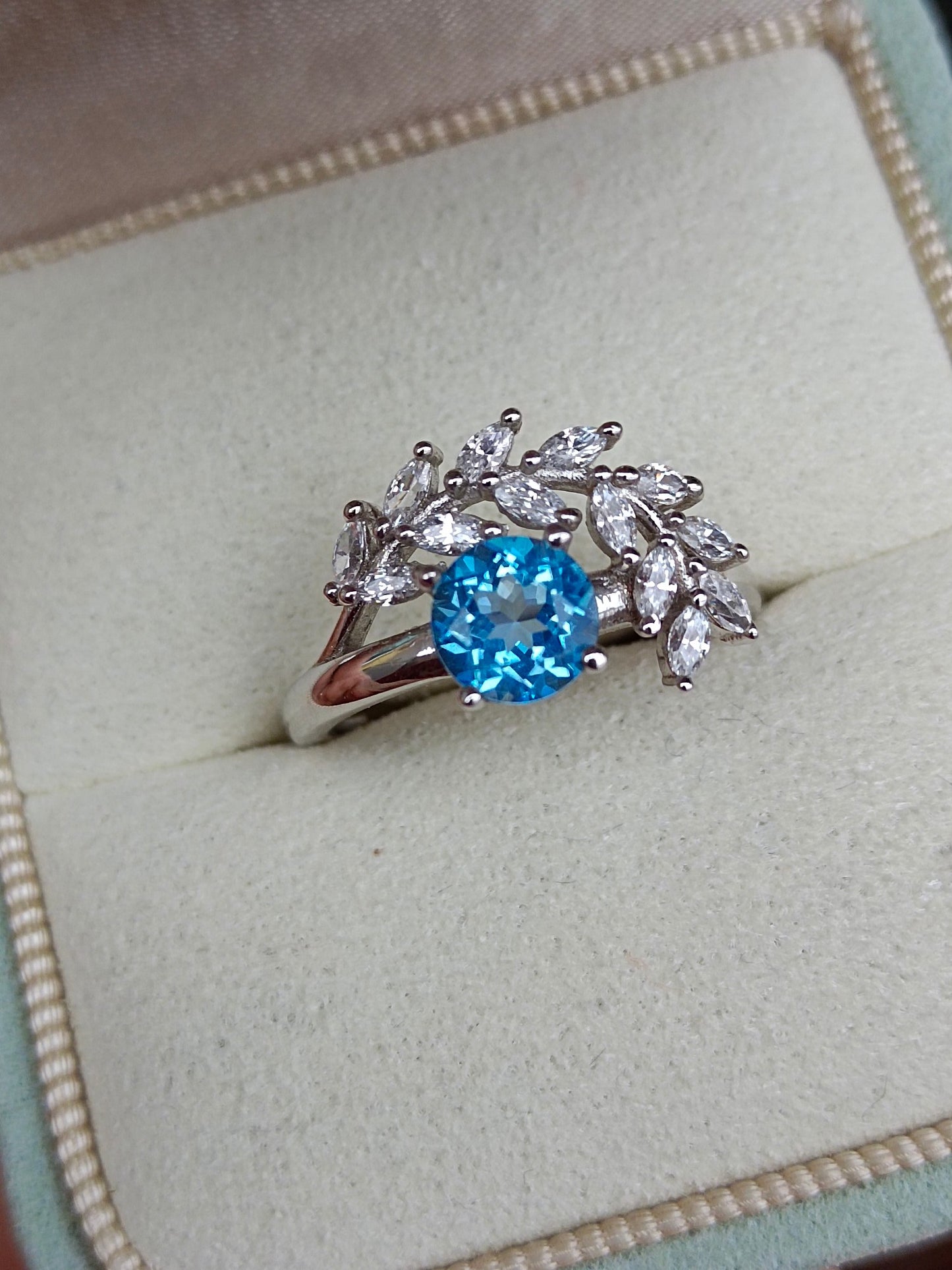 Anello con topazio naturale in blu svizzero: lavorazione artigianale di gioielli unici