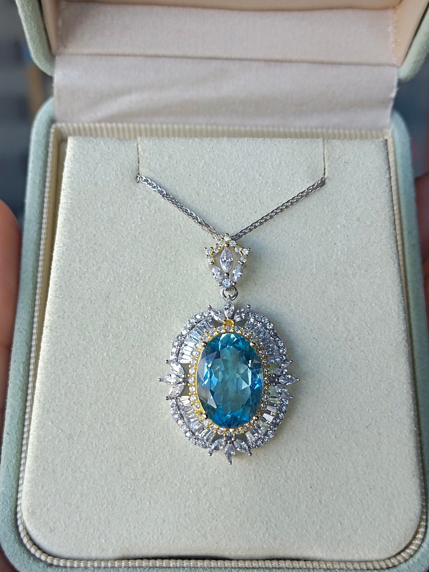 Exquisite Natural Topaz Jewelry Pendant - A Symbol of Love and Hope