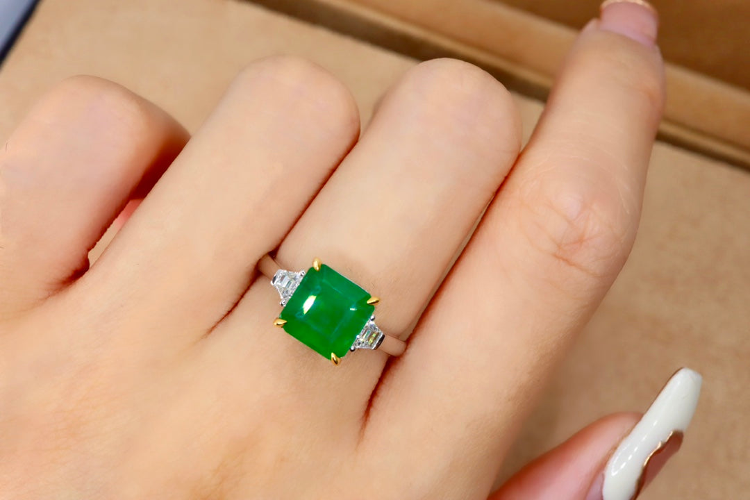 Elegant naturlig smaragdring i tre stenar - fina smycken