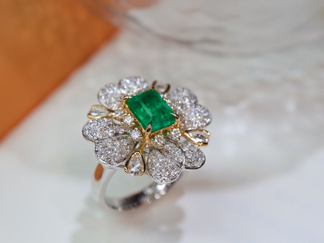 Anello Smeraldo - Gioiello vetroso verde vivo con disegno floreale