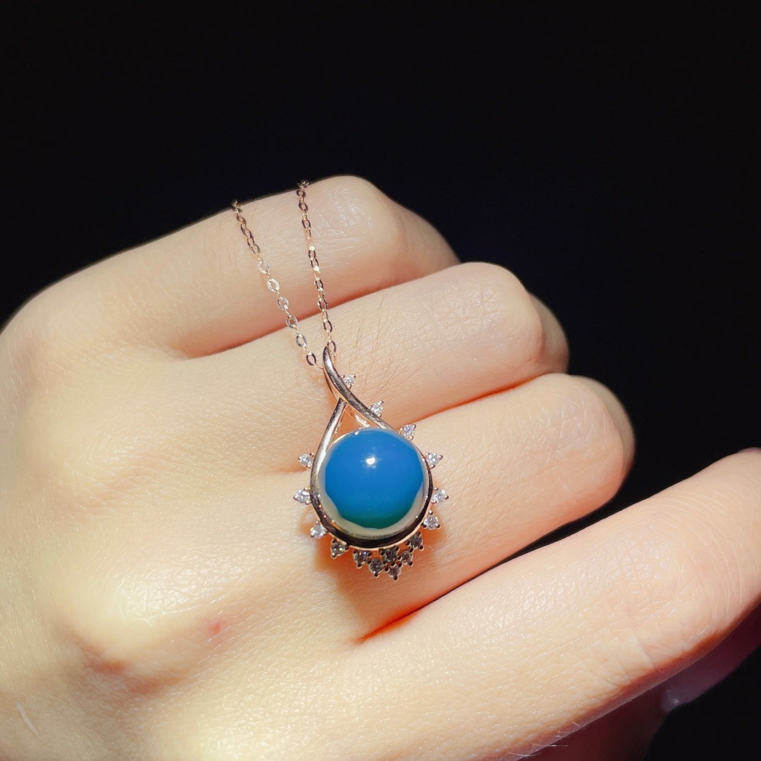 Rangkullah Setiap Hari dengan Kegembiraan 💛 Liontin Amber Biru Dominika Tertanam Emas 18K - Perhiasan