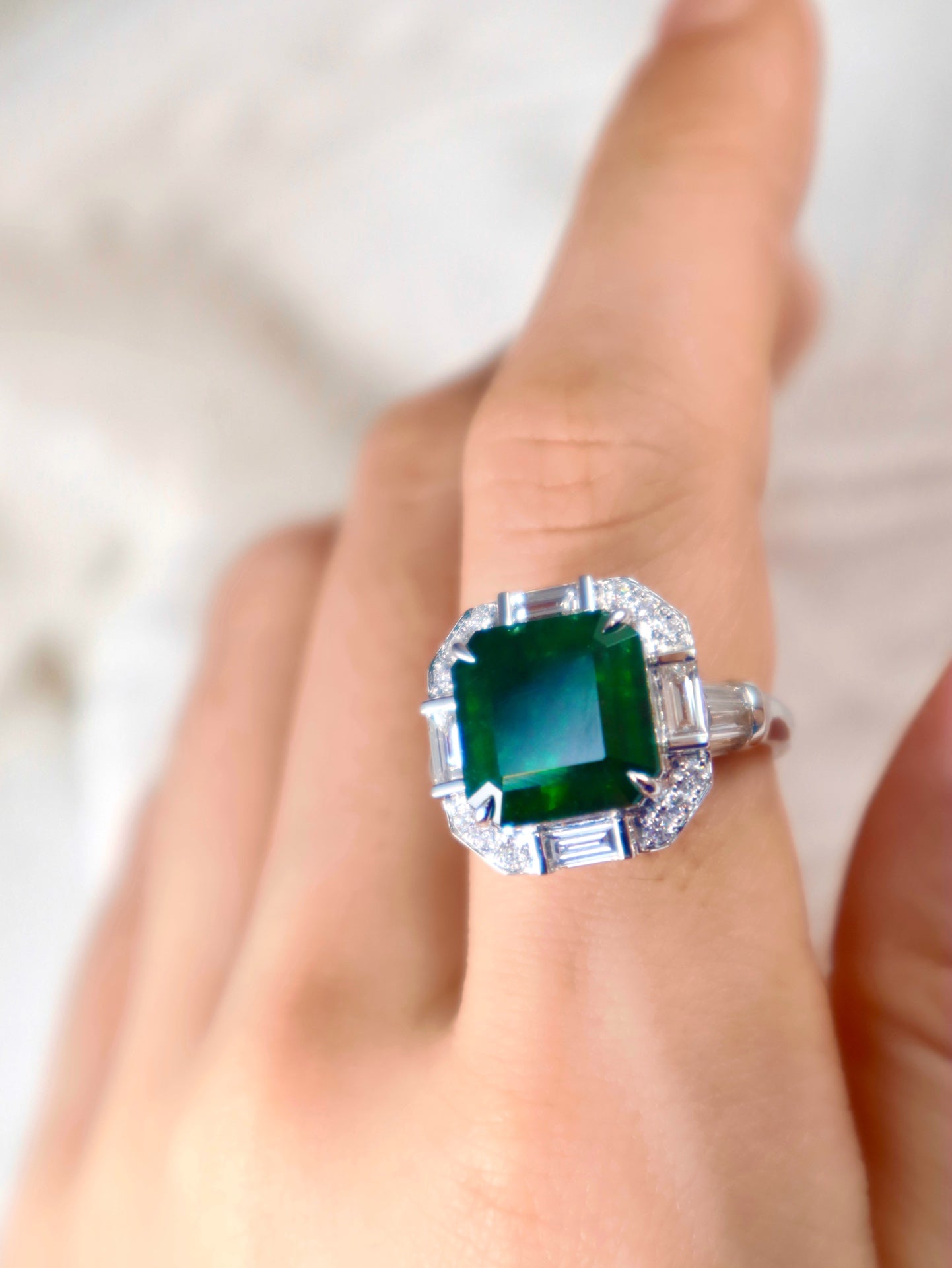 Emerald Ring - Luxurious Jewelry Piece with Exceptional Design