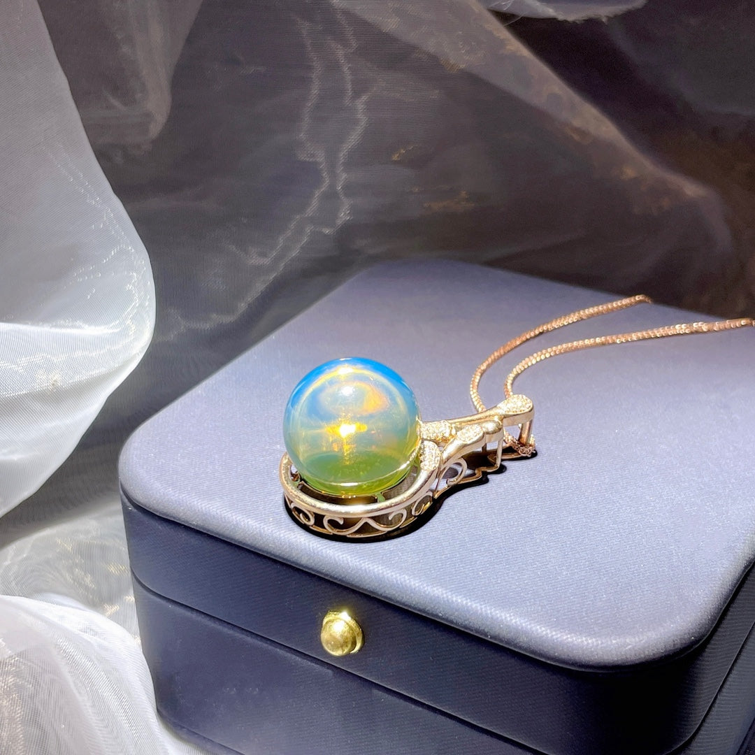 Colgante de ámbar azul dominicano incrustado en oro de 18 quilates - Joyería elegante de verano y otoño