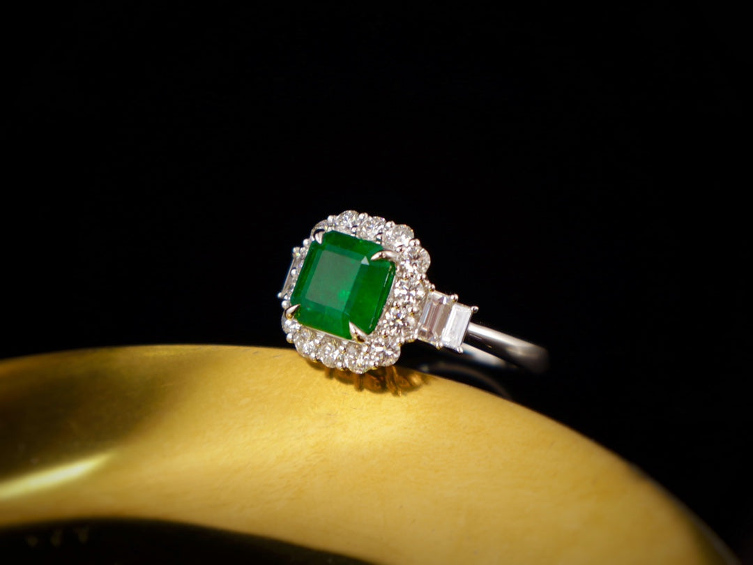 Anello con smeraldo: gioielli verde brillante da indossare ogni giorno