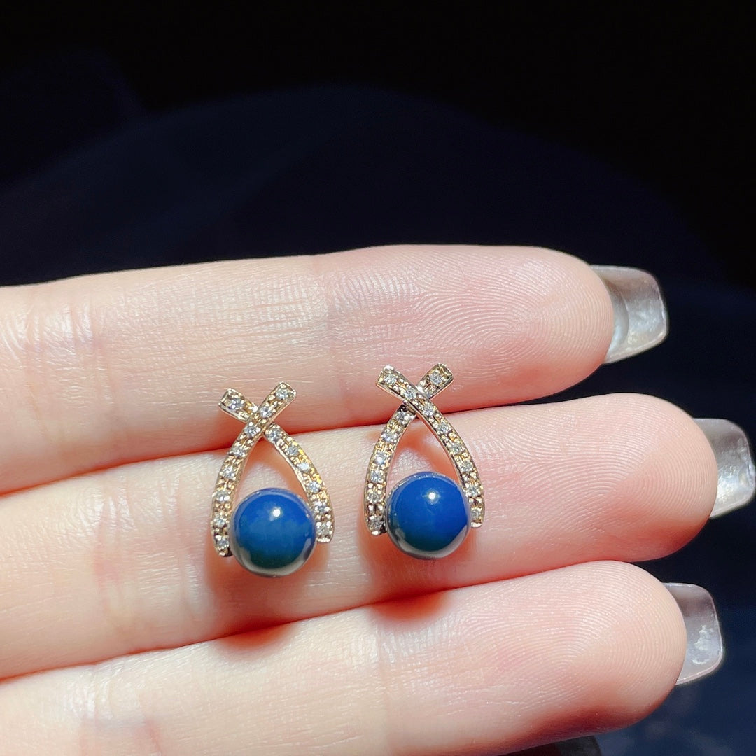Mode élégante et non forcée : boucles d'oreilles en ambre bleu dominicain incrustée d'or 18 carats