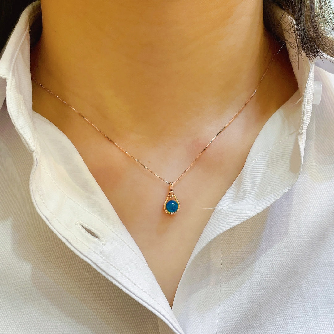 Nouveauté : Pendentif en ambre bleu dominicain incrusté d'or 18 carats - Bijoux exquis