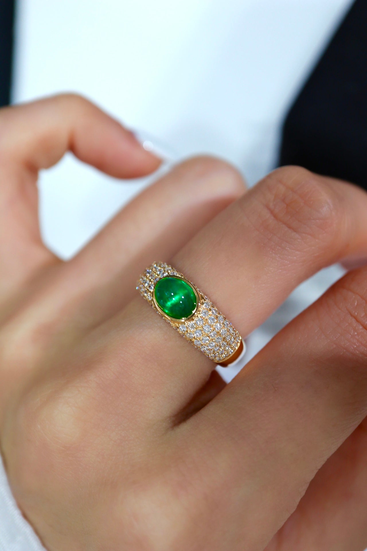 Smaragdgrønne smykker: Luksuriøs solid smaragdring med diamantbelagt skaft