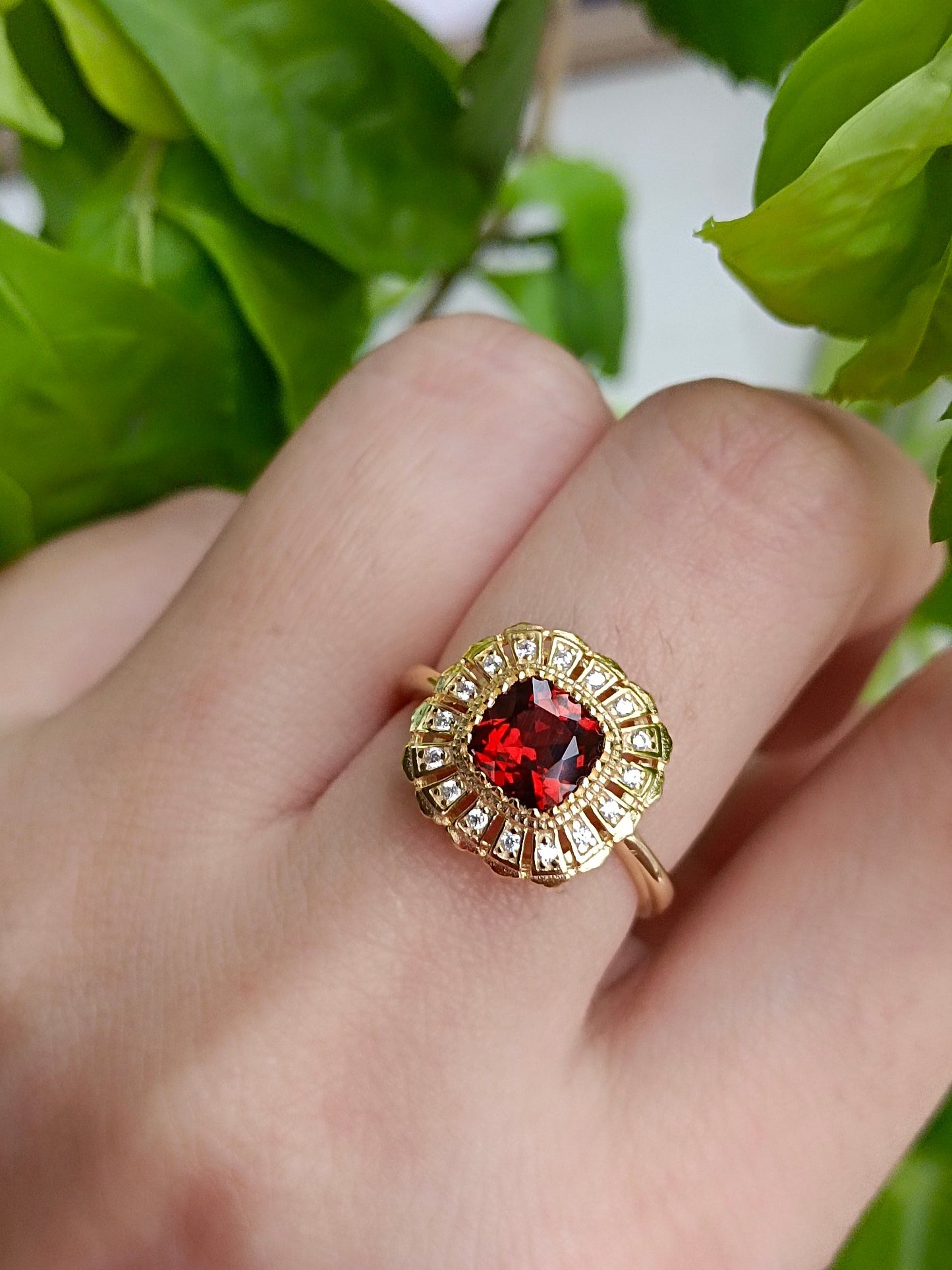 Squisito anello con granato naturale: un capolavoro di artigianato orafo