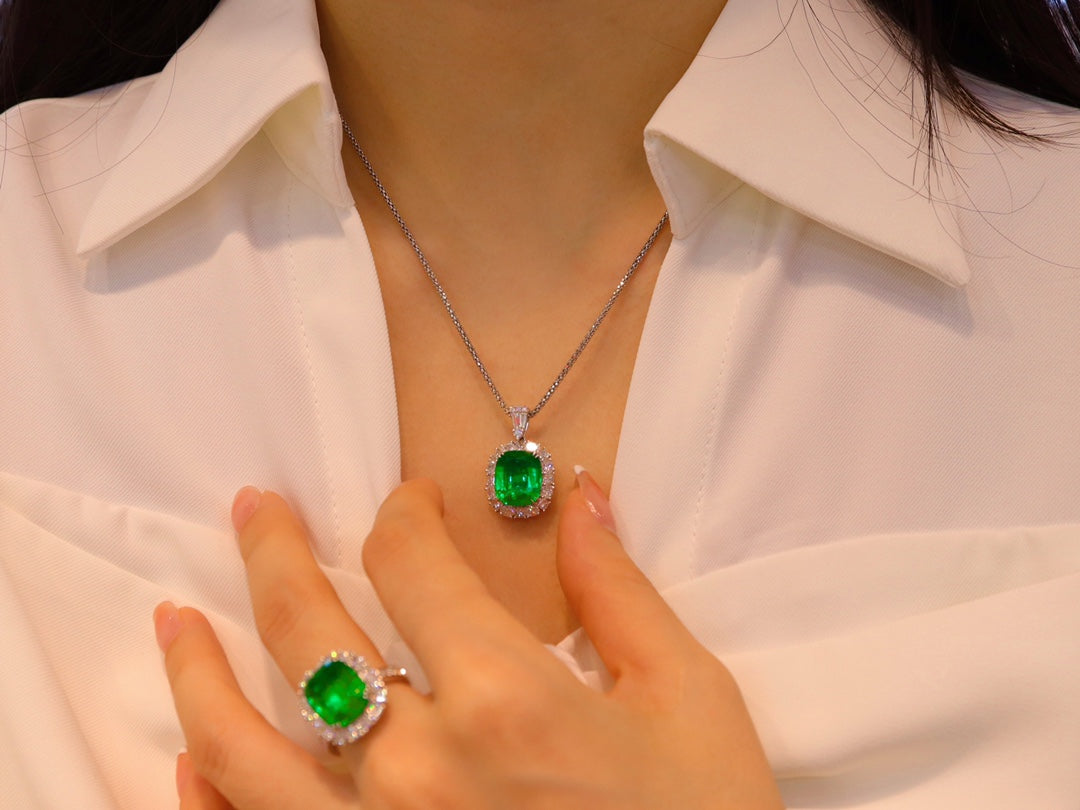 Smaragdgroene hangersieraden: prachtig collectiestuk met GIA-certificaat