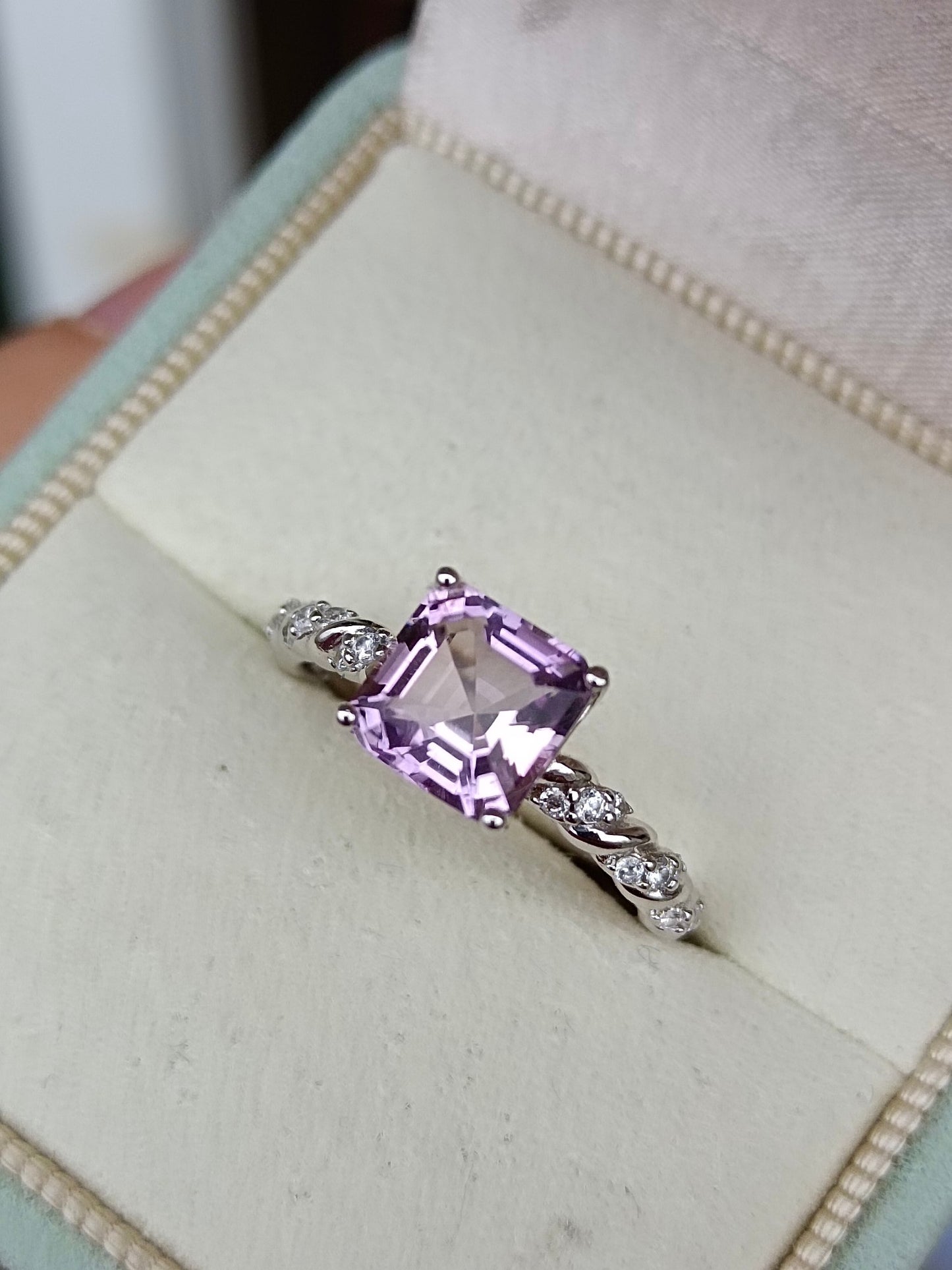 Anello con ametista lavanda naturale: gioielli squisiti per i romantici