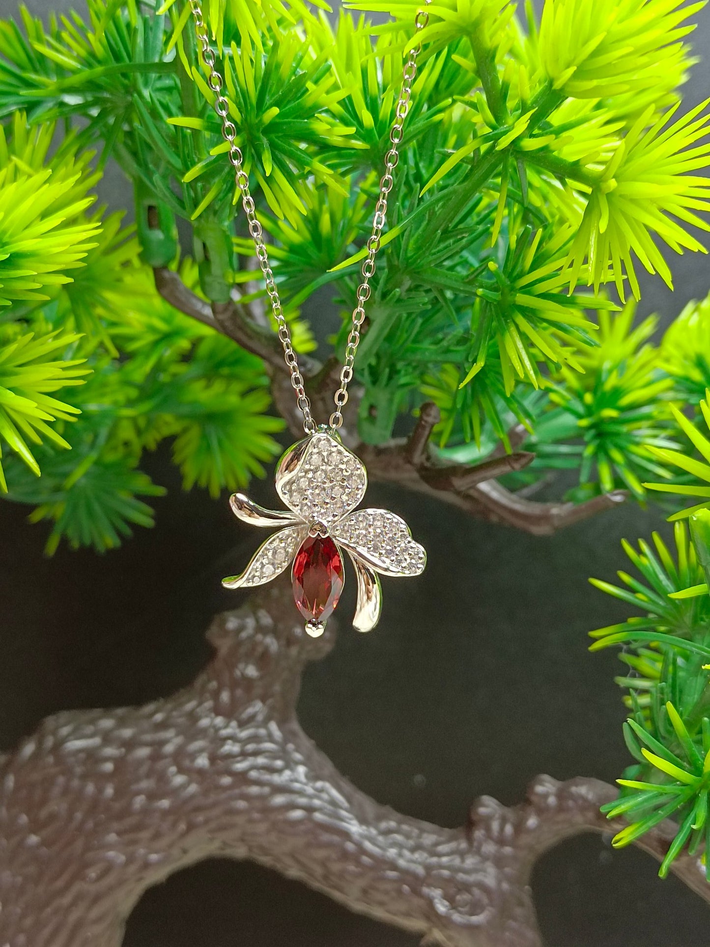 Eleganti gioielli con ciondolo in argento sterling S925 con granato e giglio