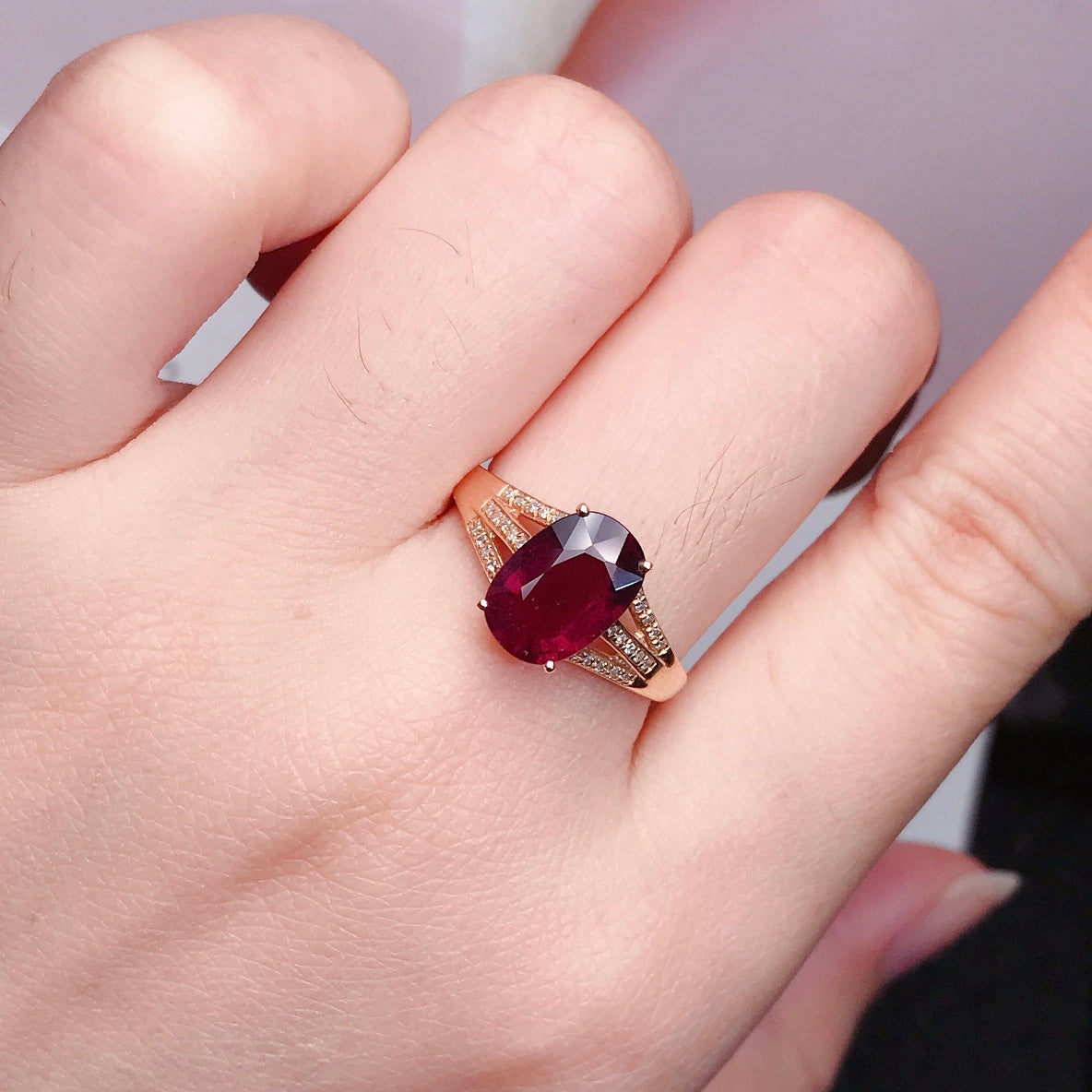 Natürlicher Turmalinring aus 18 Karat Gold mit Diamantakzent – Schmuckgenuss