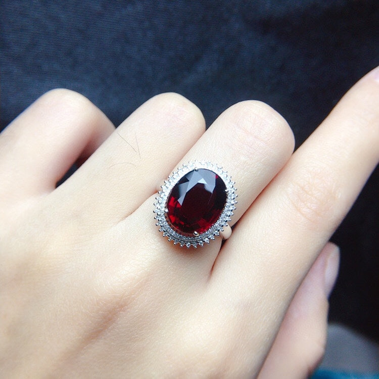 Exquisito Anillo de Turmalina Natural en Oro de 18 Quilates con Detalles de Diamantes - Joyería
