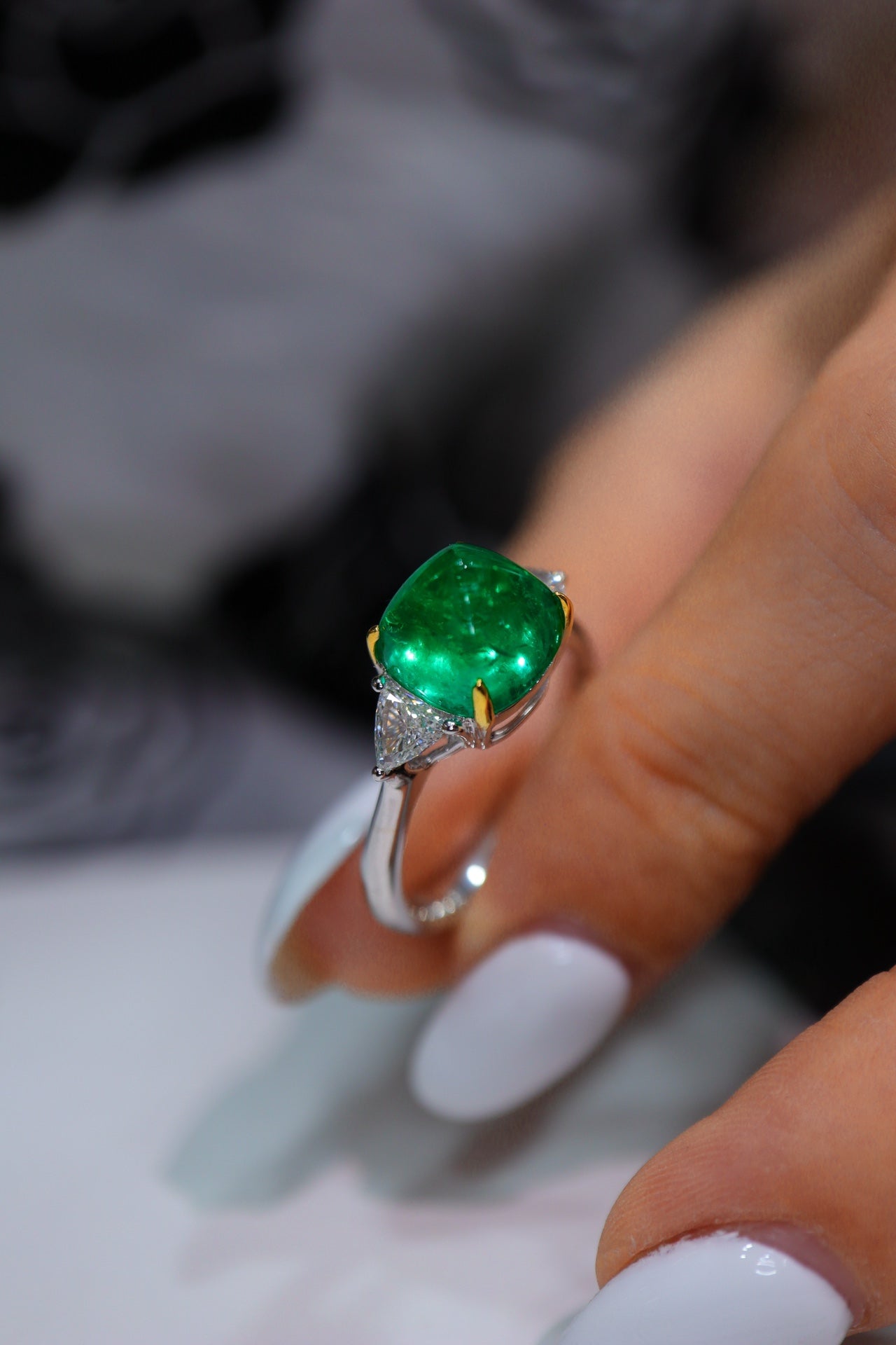 祖母绿 Sugarloaf 戒指 - 简约三石 Jewelry Marvel