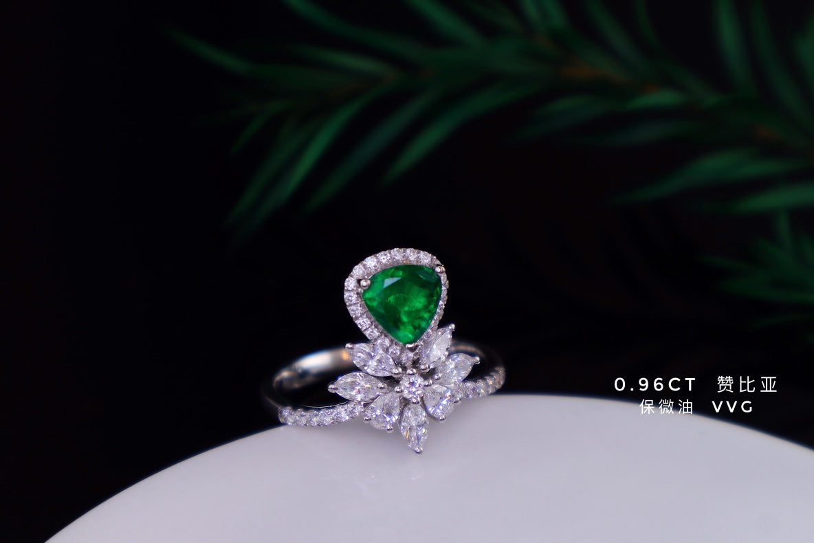 Anillo Esmeralda - Pieza de joyería premium con tono verde vibrante