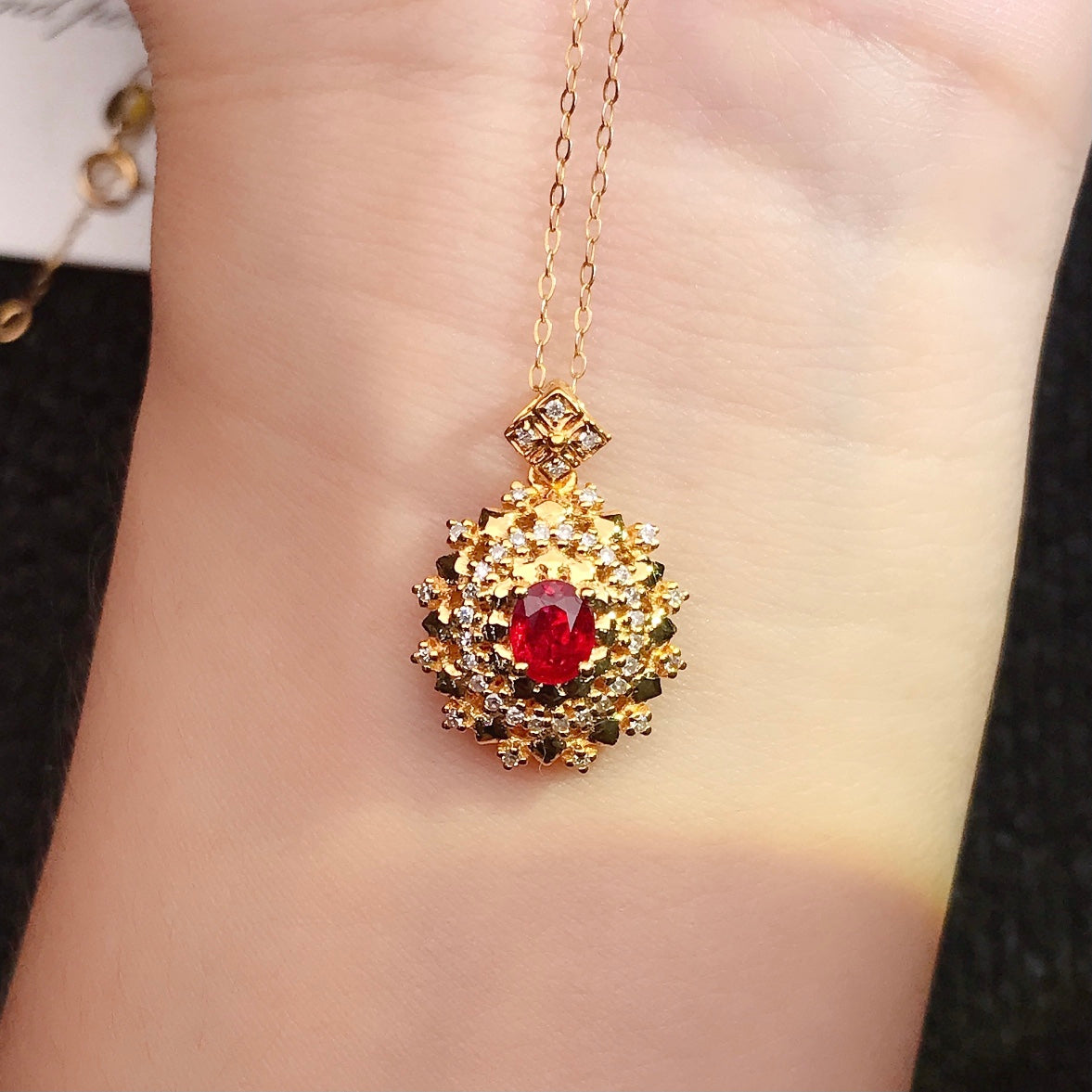 Liontin Ruby Alami Tertanam Emas 18K - Perhiasan Indah