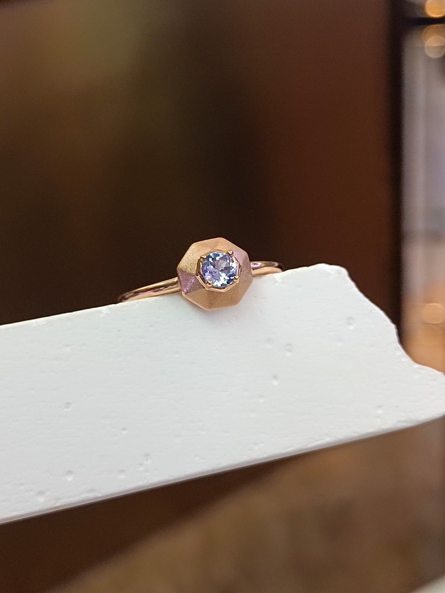 Anello con tanzanite in argento sterling S925 con lavorazione artigianale con incastonatura in oro 18 carati