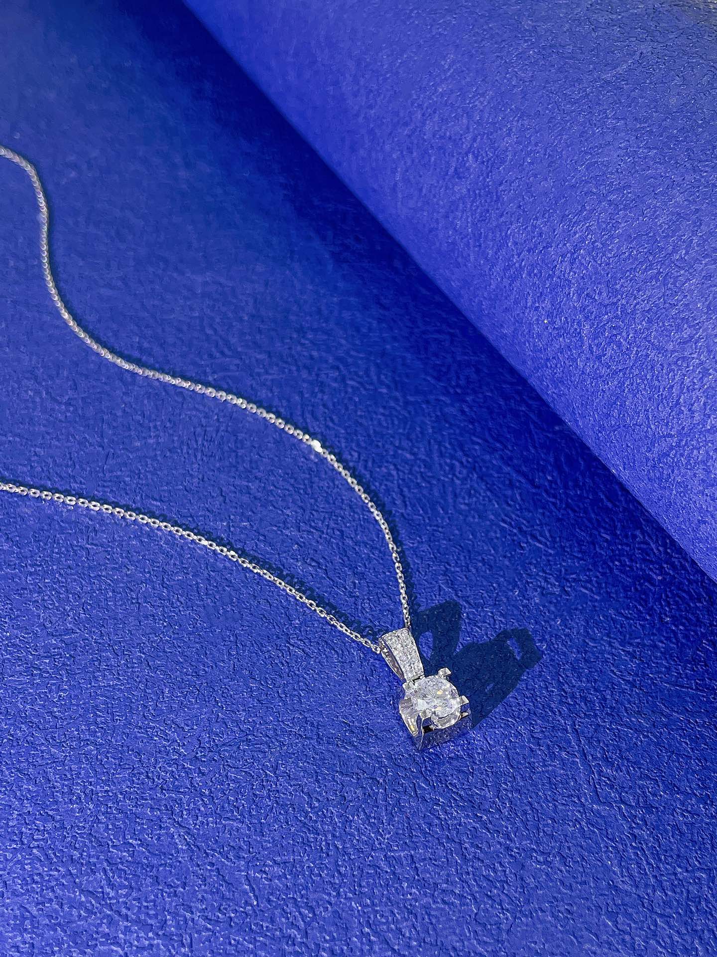 Solitäranhänger aus 18-karätigem Zuchtdiamant mit einzigartigem Melonenkernverschluss – exquisiter Schmuck