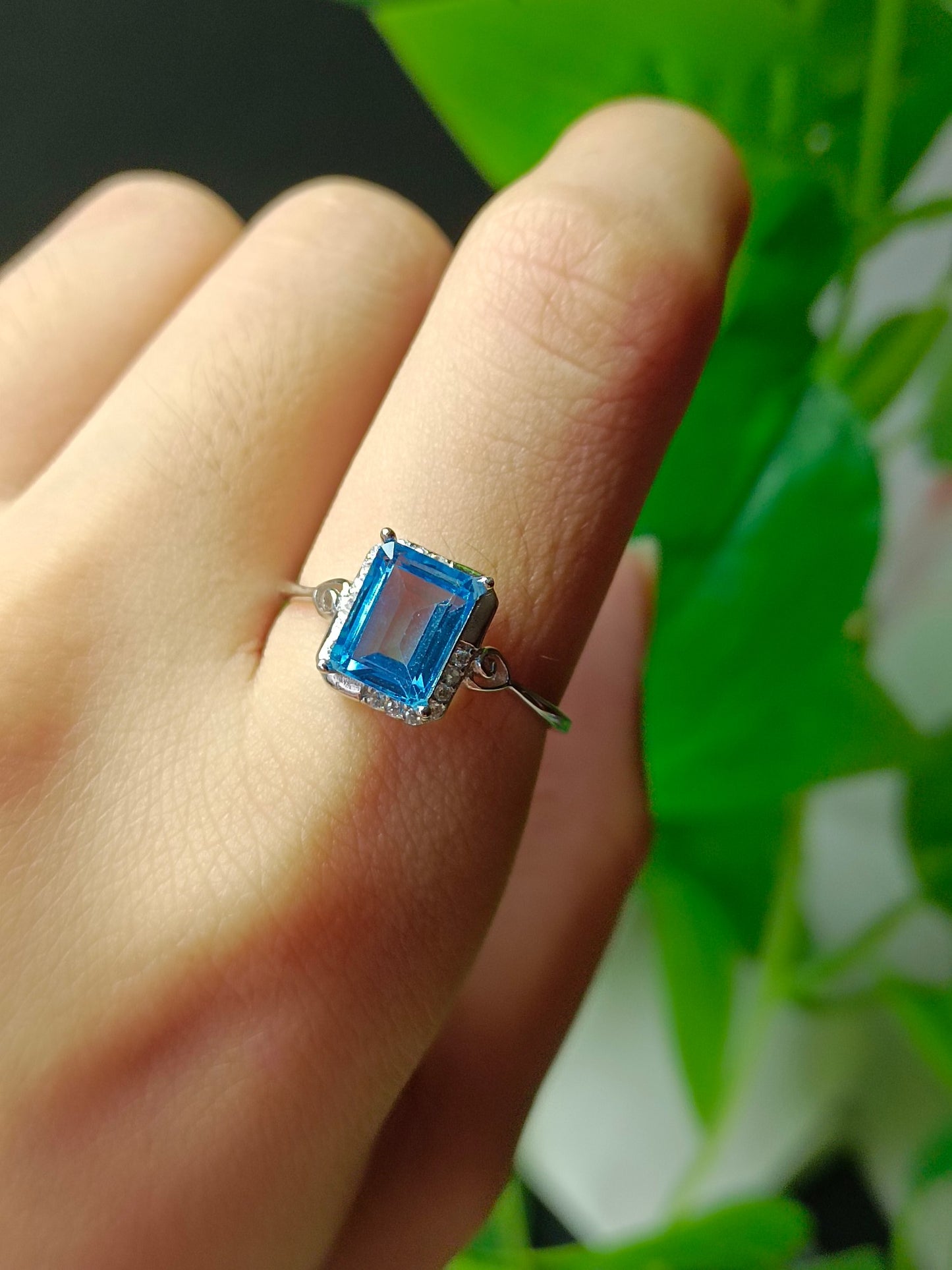 Exquisito anillo cuadrado de topacio azul suizo natural - Joyería fina