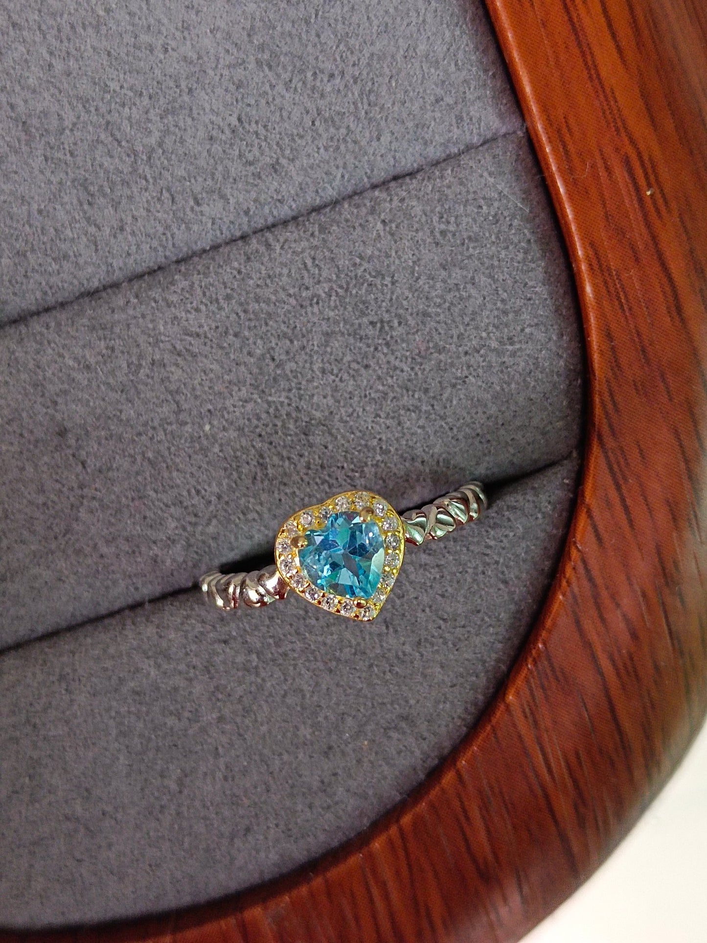 Elegante anello svizzero con topazio azzurro a forma di cuore - Gioiello unico