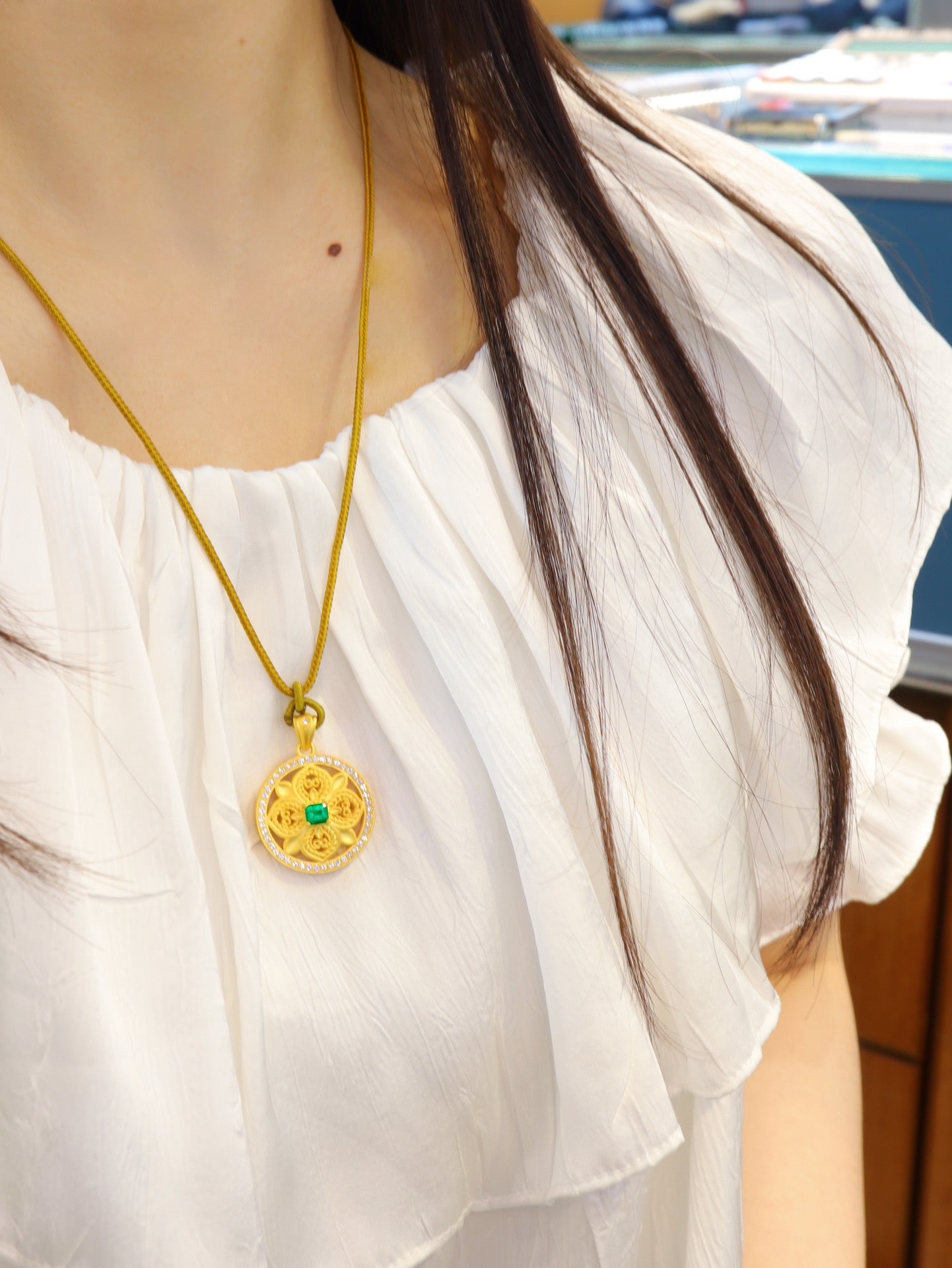 Ciondolo con smeraldo in oro 24k - Collezione di alta gioielleria
