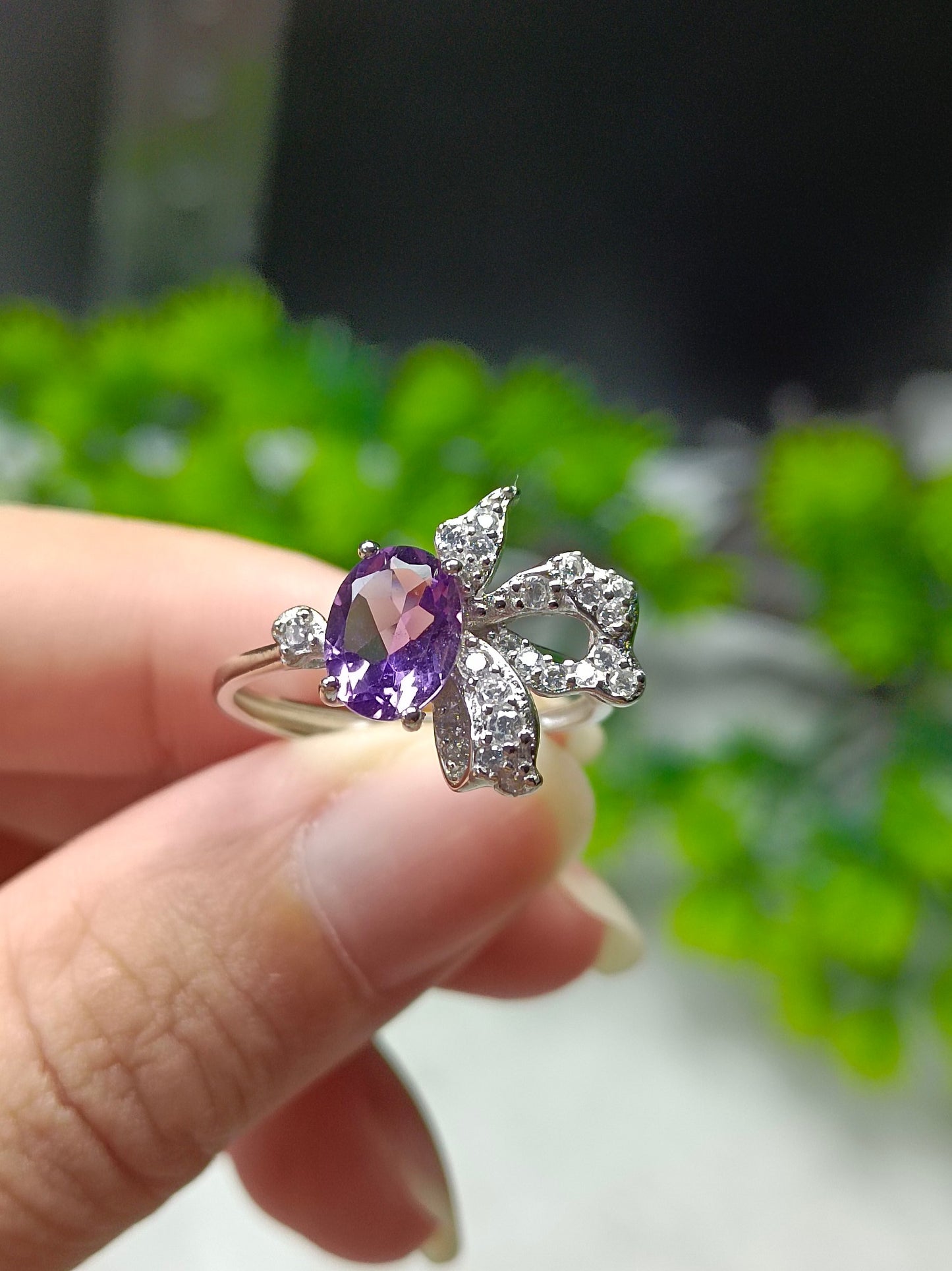 Anello con ametista naturale: gioielli squisiti per dita eleganti