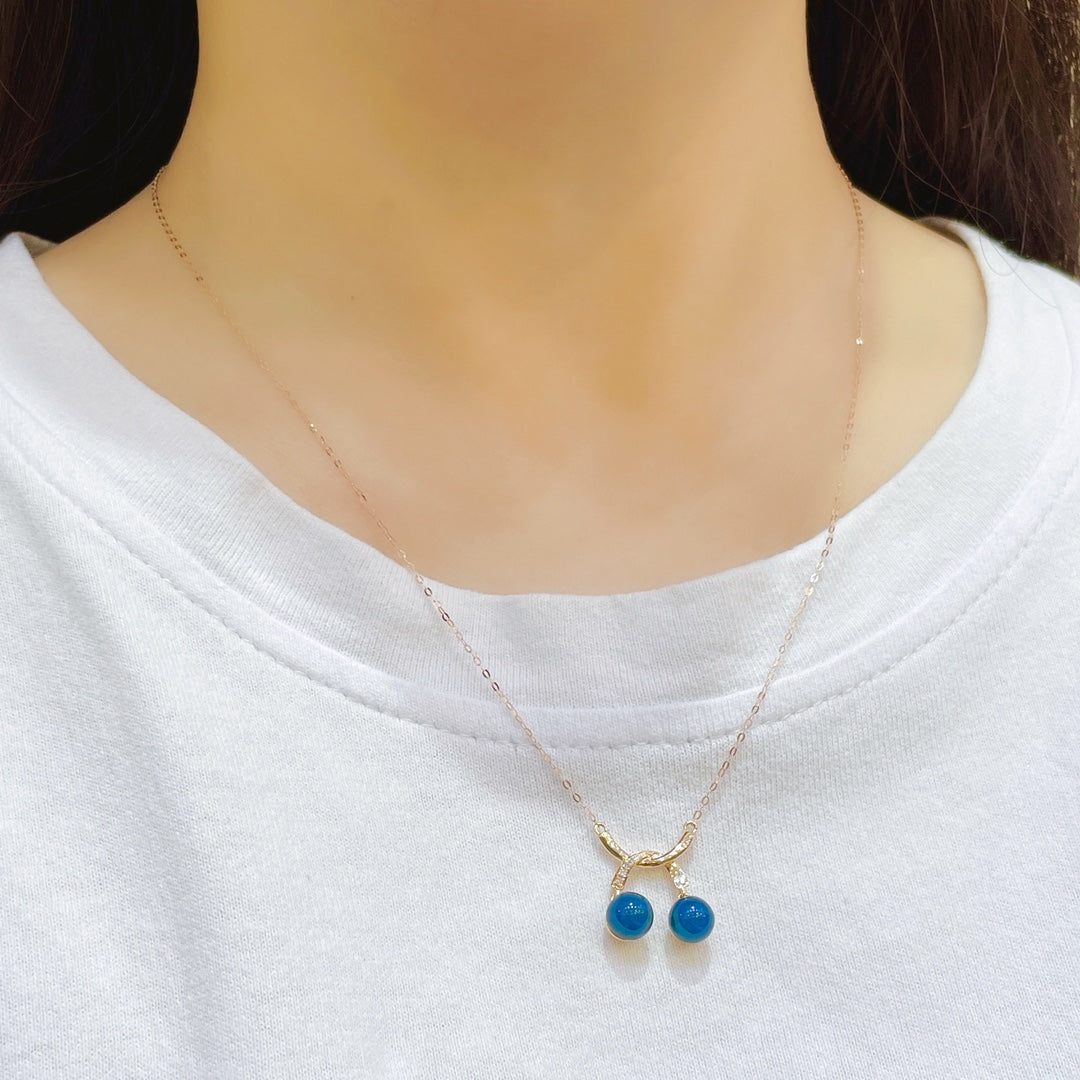 Joyería exquisita: Colgante de ámbar azul dominicano incrustado en oro de 18 quilates