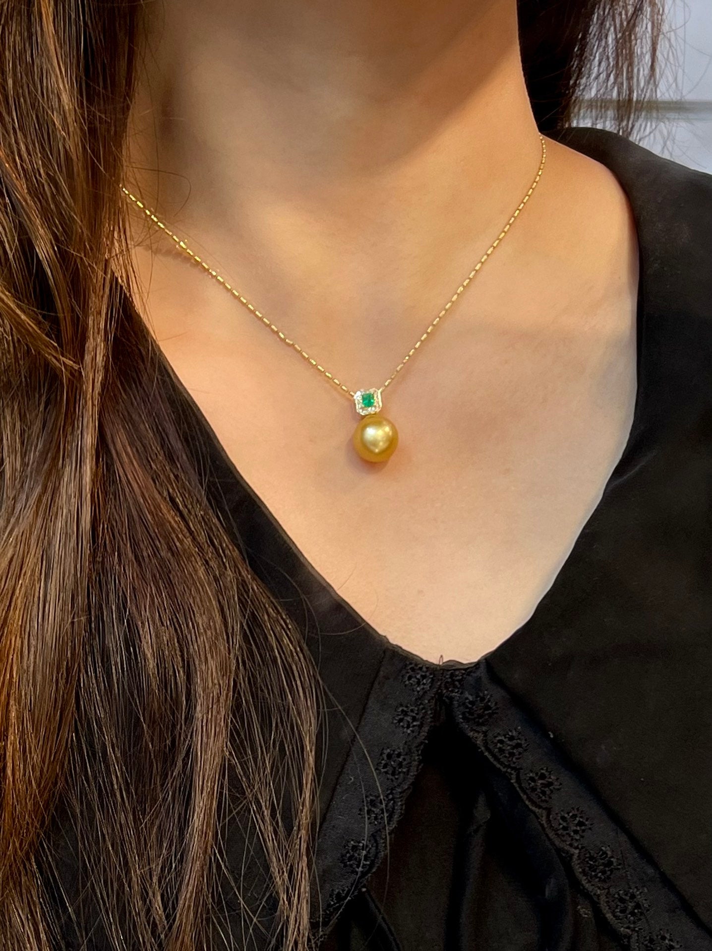 Elegant 18K Gold Embedded Pearl Pendant with Emerald and Diamond Accents