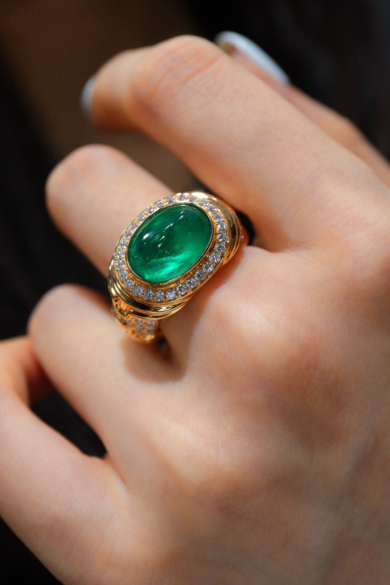 Emerald Jewelry Splendor: Stor Carat Emerald Ring med Diamond Accent