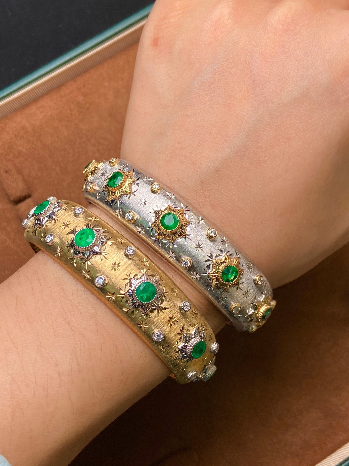 Luxuriöses Breitband-Smaragdarmband im Buccellati-Stil – exklusiver Schmuck