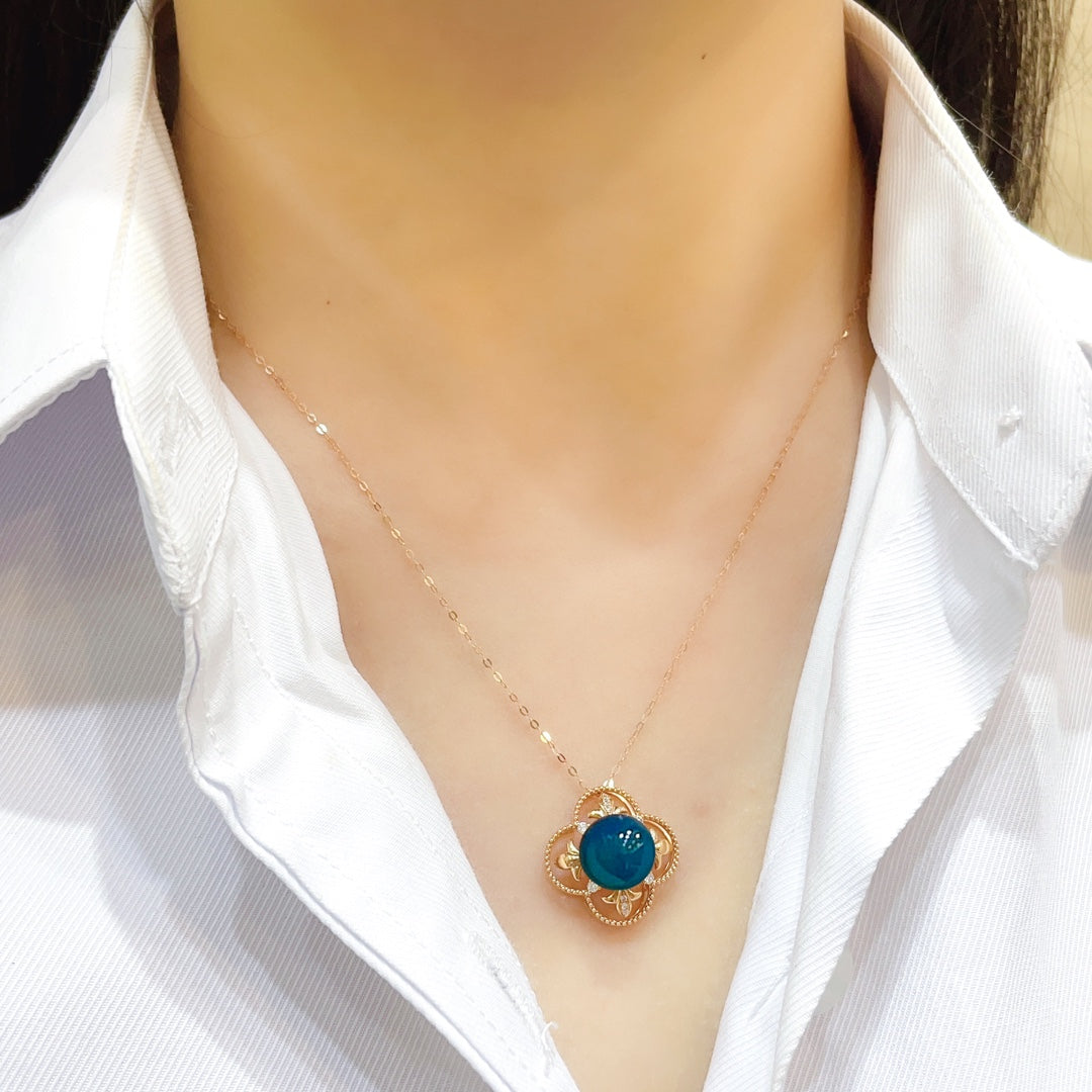 सुंदर 18k गोल्ड एंबेडेड डोमिनिकन ब्लू एम्बर पेंडेंट - शरद ऋतु के अंत और सर्दियों के स्वागत के लिए एक गहना