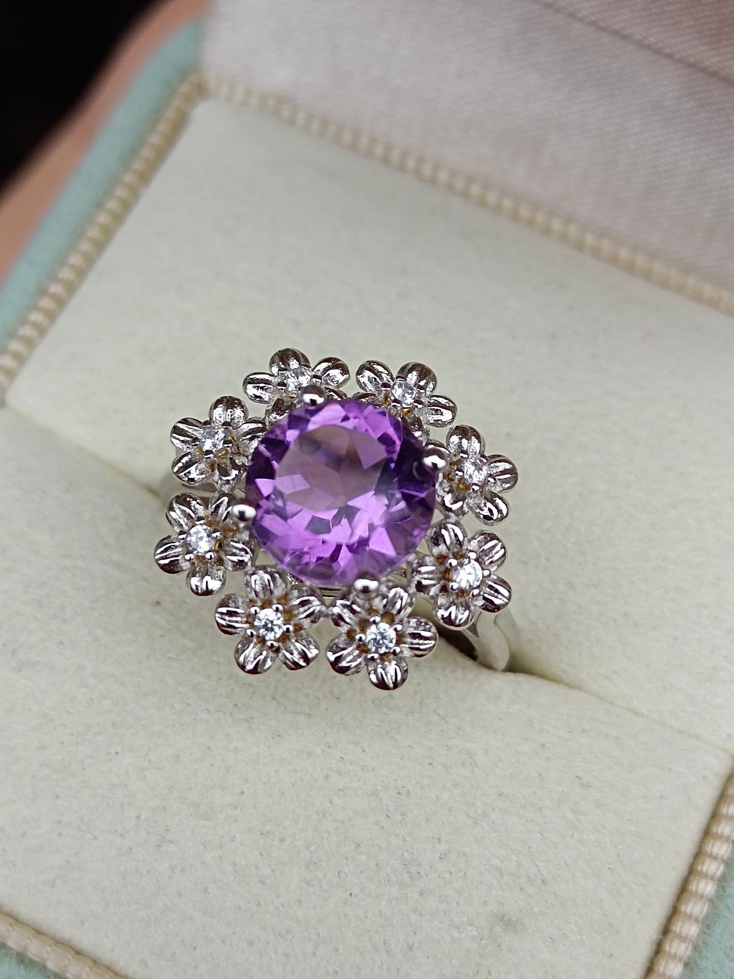 Squisito anello con fiori ricchi di ametista naturale - pezzo di gioielleria unico