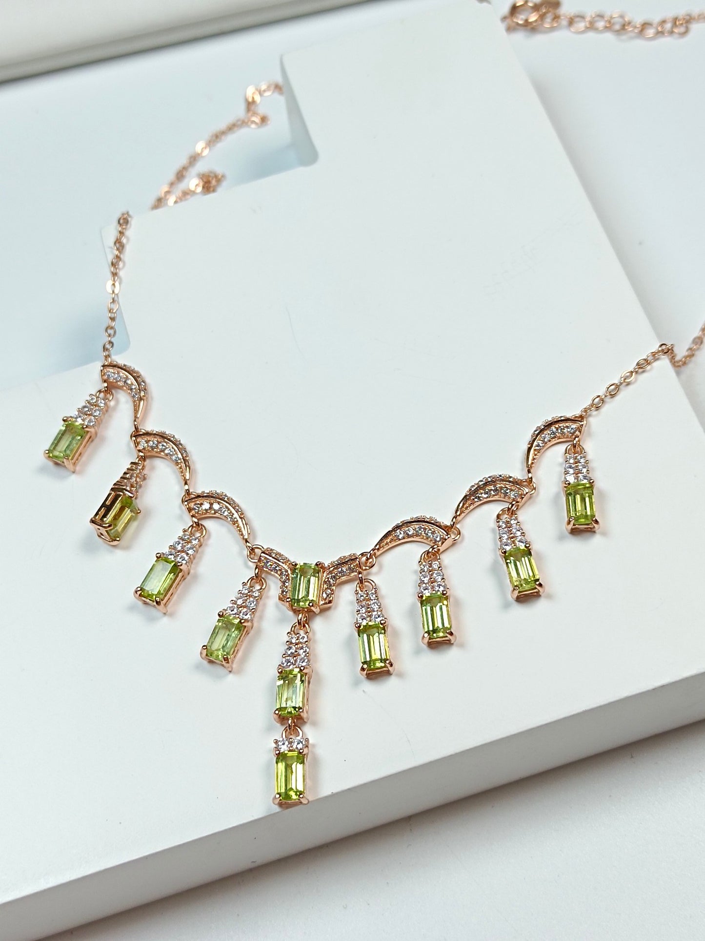 Elegant S925 Silver Embedded Peridot Column Halsband - Fina smycken