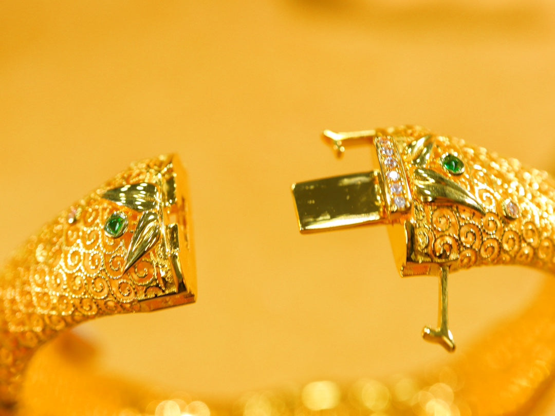 Hieno filigraani smaragdirannekoru - kirkkaanvihreä korujen mestariteos