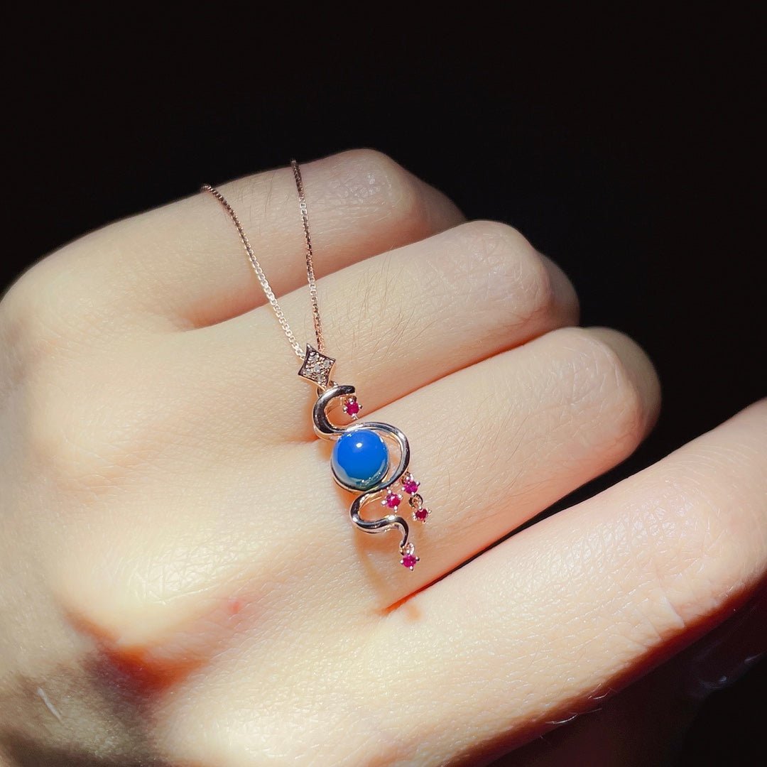Volez l’été et l’amour avec un pendentif en ambre bleu dominicain intégré en or 18 carats - Bijoux uniques