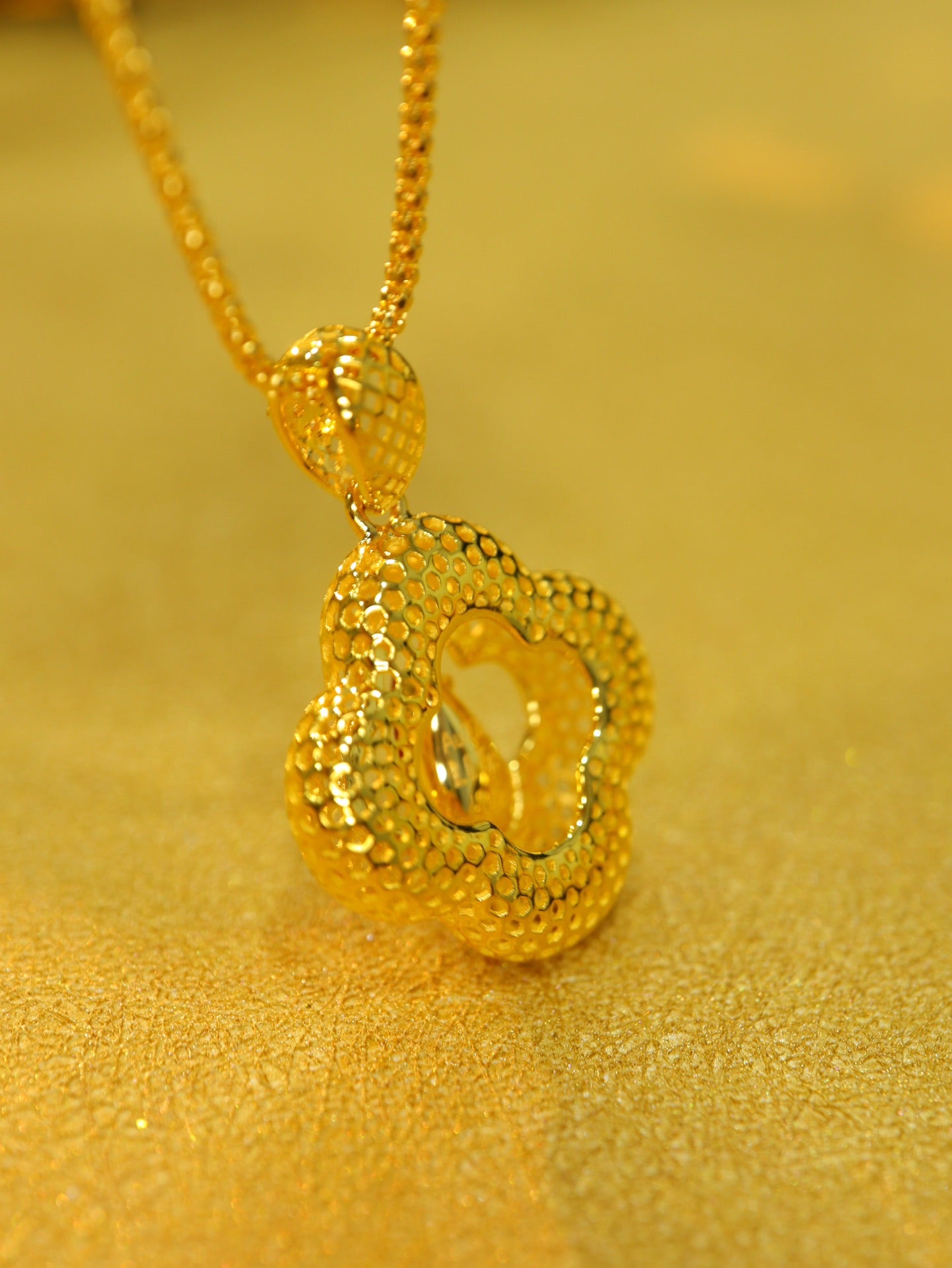 Emerald Pendant Jewelry: Ancient Gold Craftsmanship with Filigree Carving