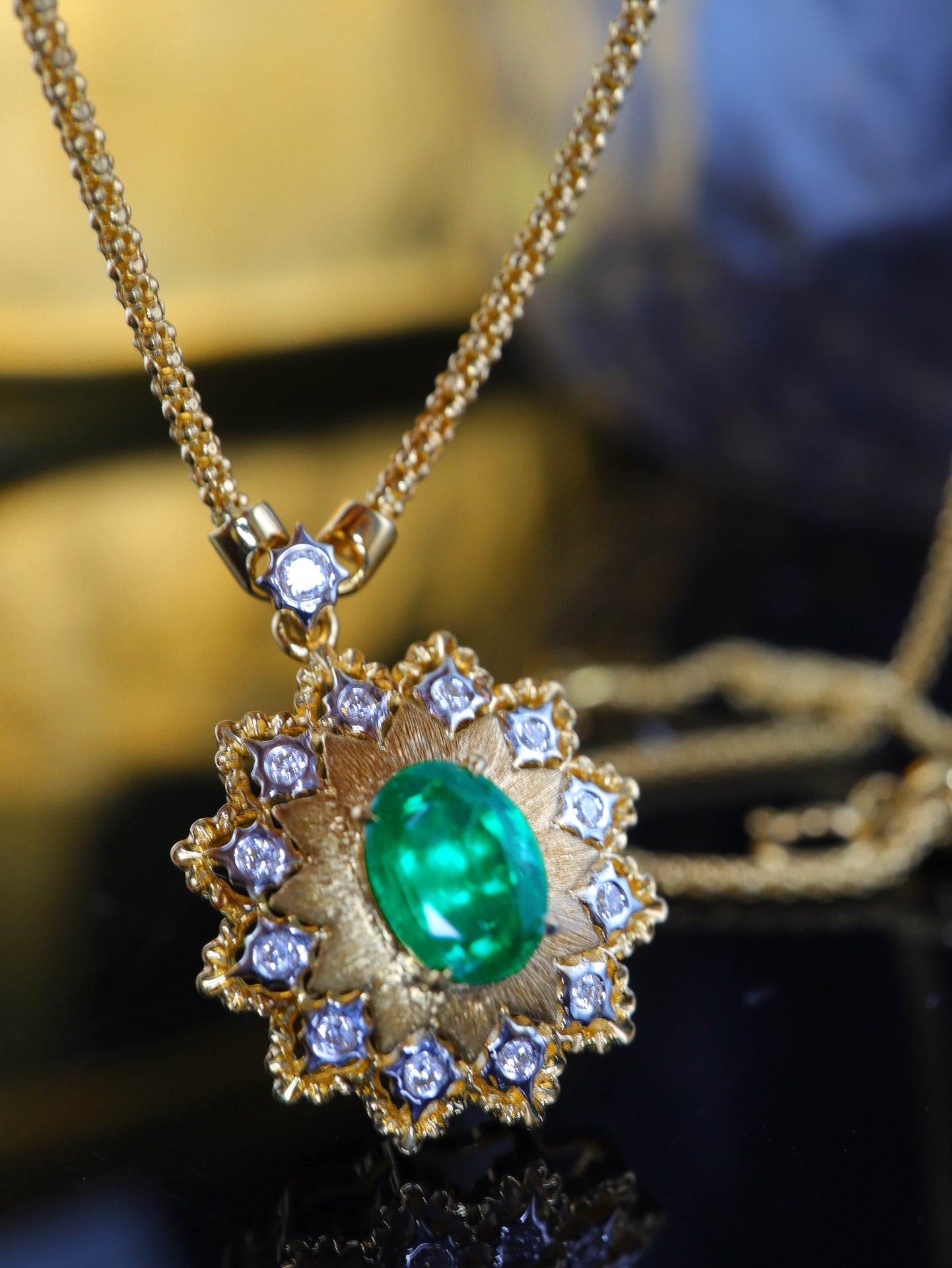 Koleksi Perhiasan Keanggunan Italia: Kalung Emas Kerajinan yang terinspirasi Buccellati dengan Liontin Ruby dan Zamrud